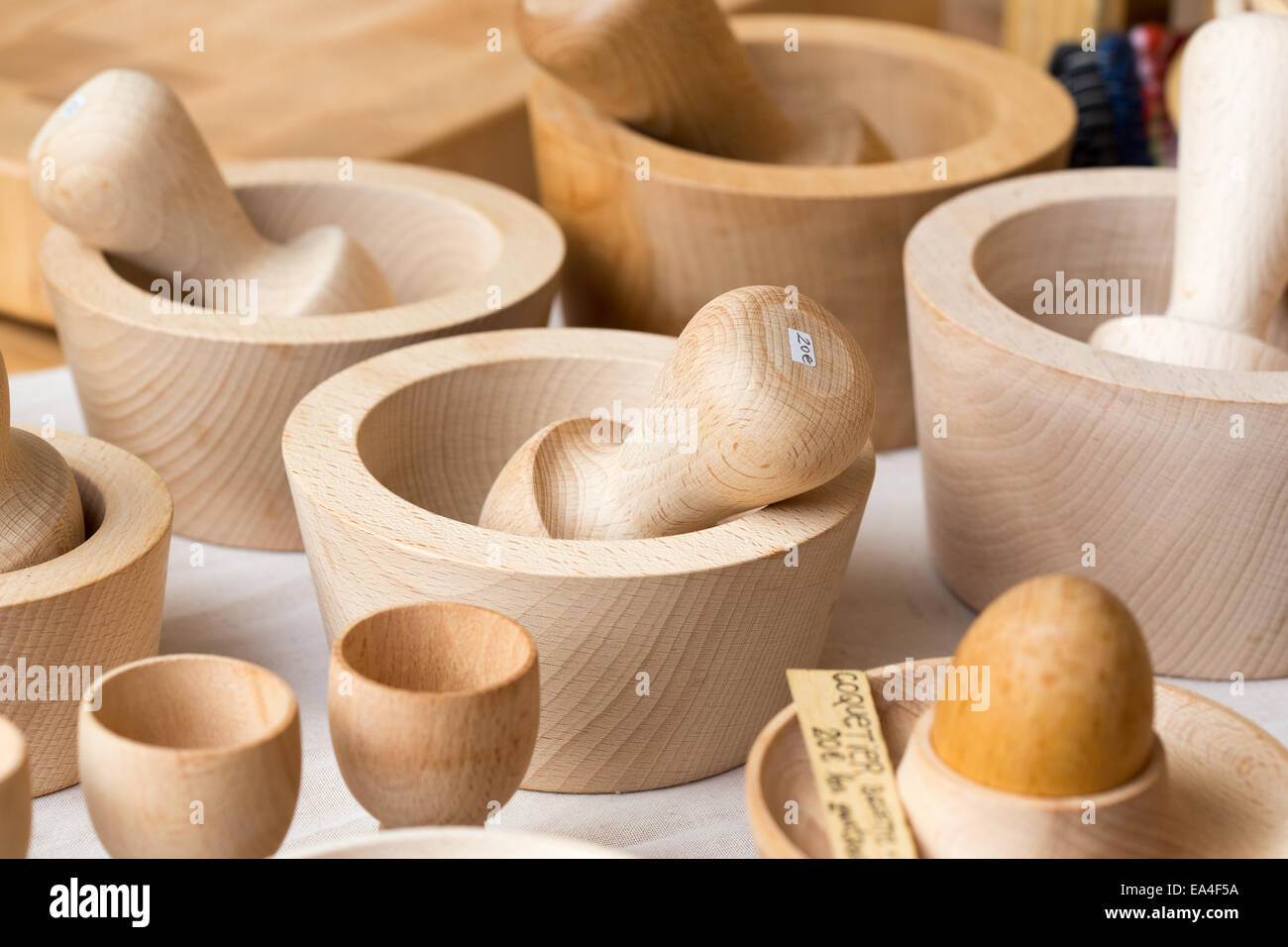 Mortero de madera & pestle y otras herramientas de cocina artesanal de  madera aparece en un mercado local en Francia, en Europa Fotografía de  stock - Alamy