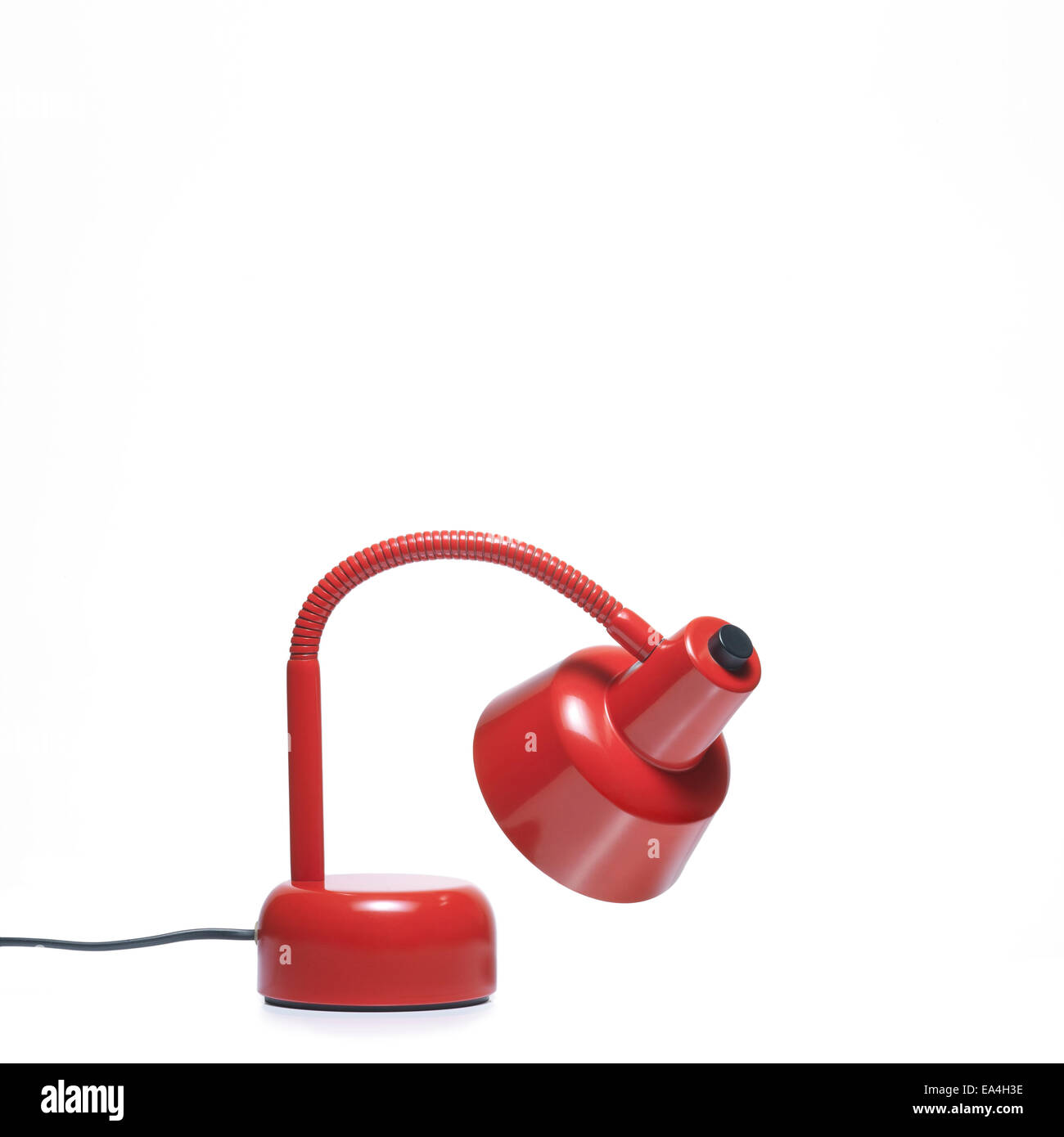 Lámpara de escritorio rojo sobre blanco con cables eléctricos. Trazado de recorte Foto de stock