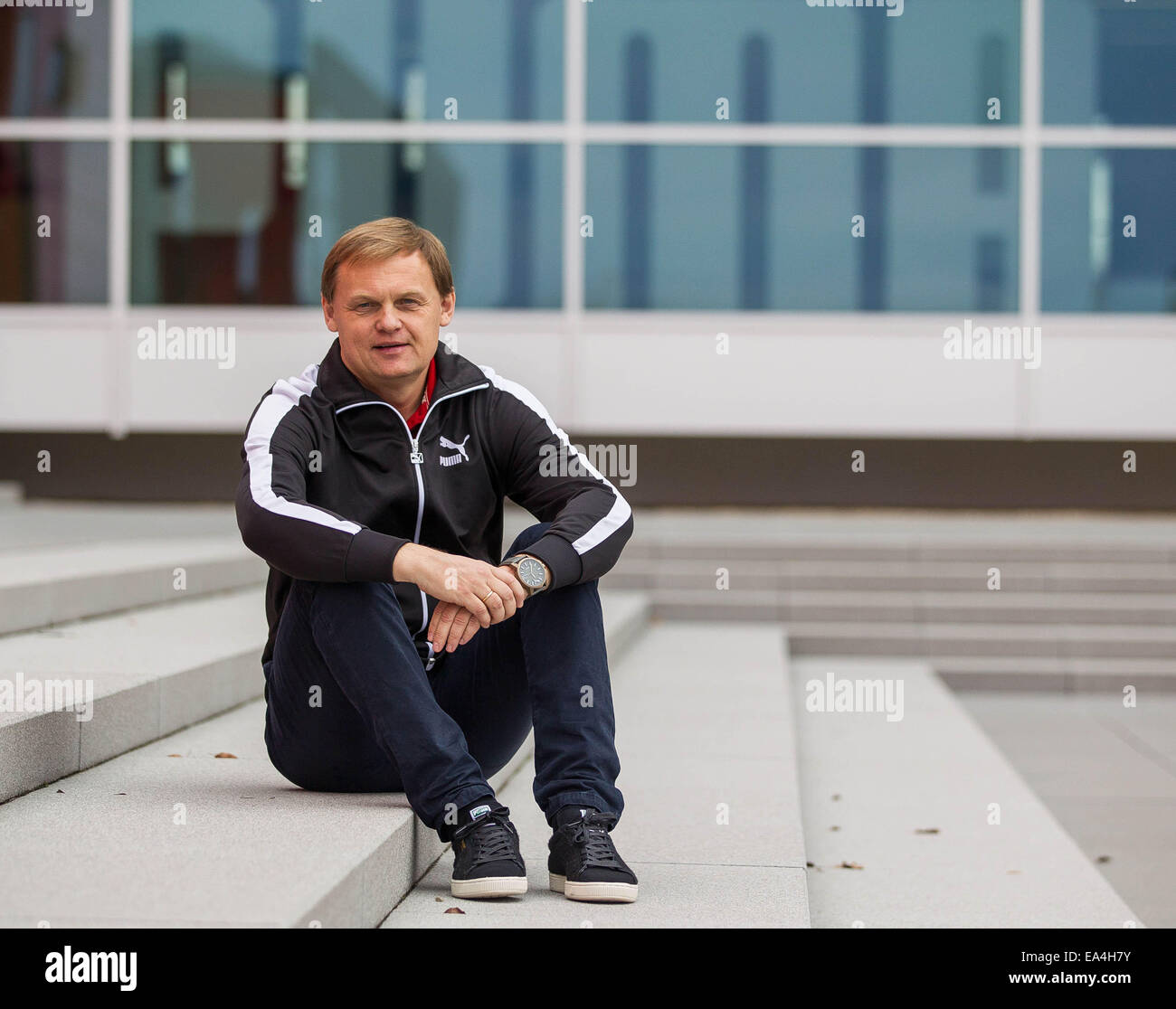 PUMA CEO Bjoern Gulden sentado en una escalera delante de PUMA sede central  en Herzogenaurach, Alemania. Folleto comercial/uso editorial  solamente/ninguna venta. Por favor cite la fuente 'Foto: PUMA/Ralf Roedel'  Fotografía de stock -