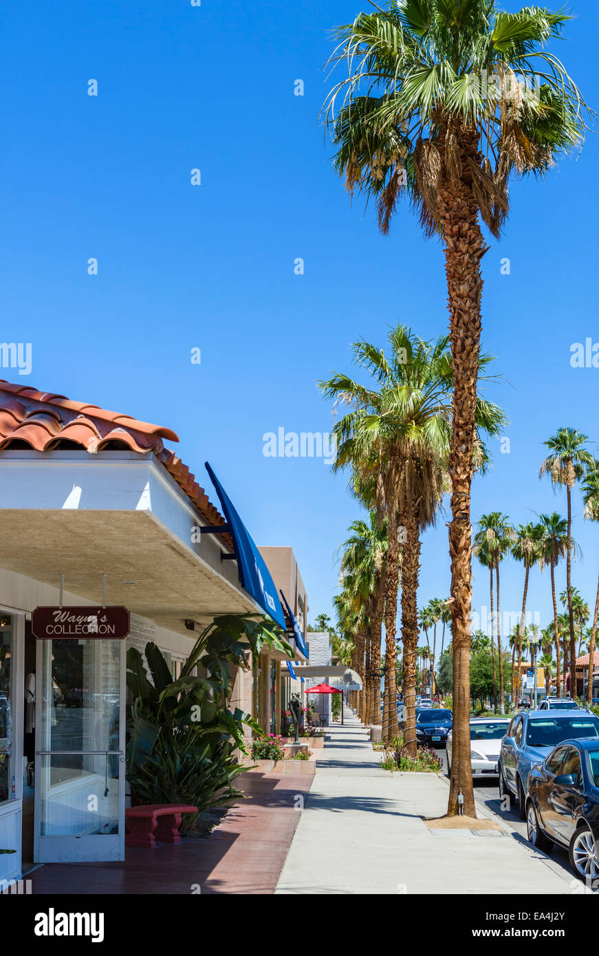 El paseo, la principal calle comercial de la ciudad, Palm Desert, el condado de Riverside, California, EE.UU. Foto de stock