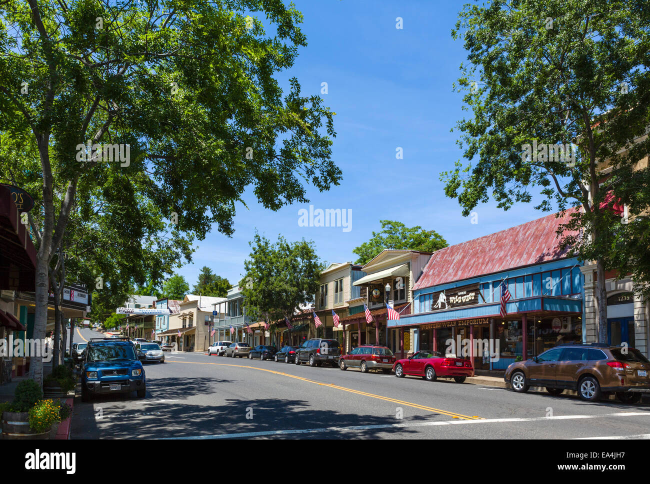 Main Street, en la antigua ciudad minera de oro de Angels Camp, el condado de Calaveras, en el sur del país del oro, California, EE.UU. Foto de stock