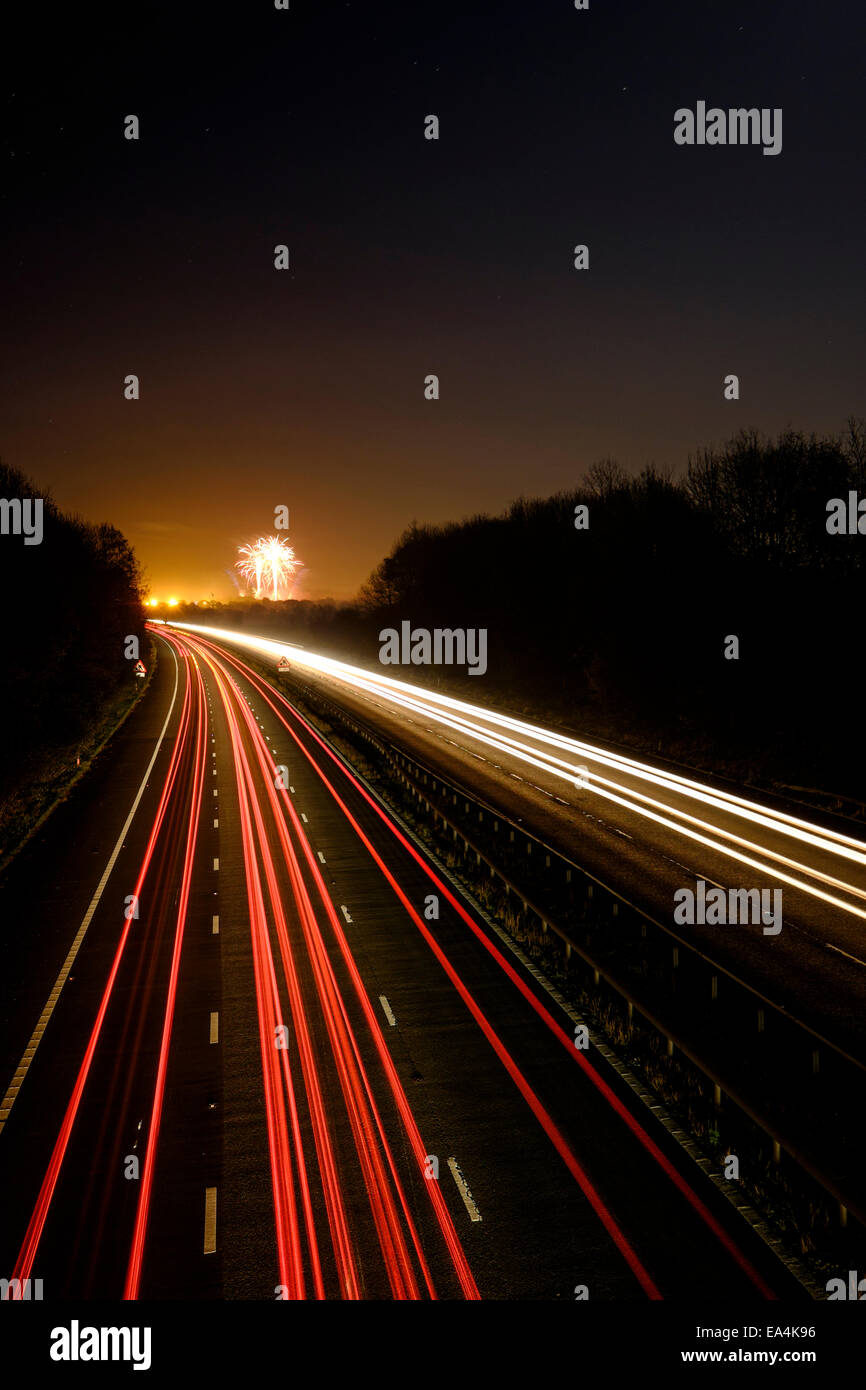 Fuegos artificiales iluminan el cielo en la noche de la hoguera al final de la autopista M55 en Preston en Lancashire Foto de stock