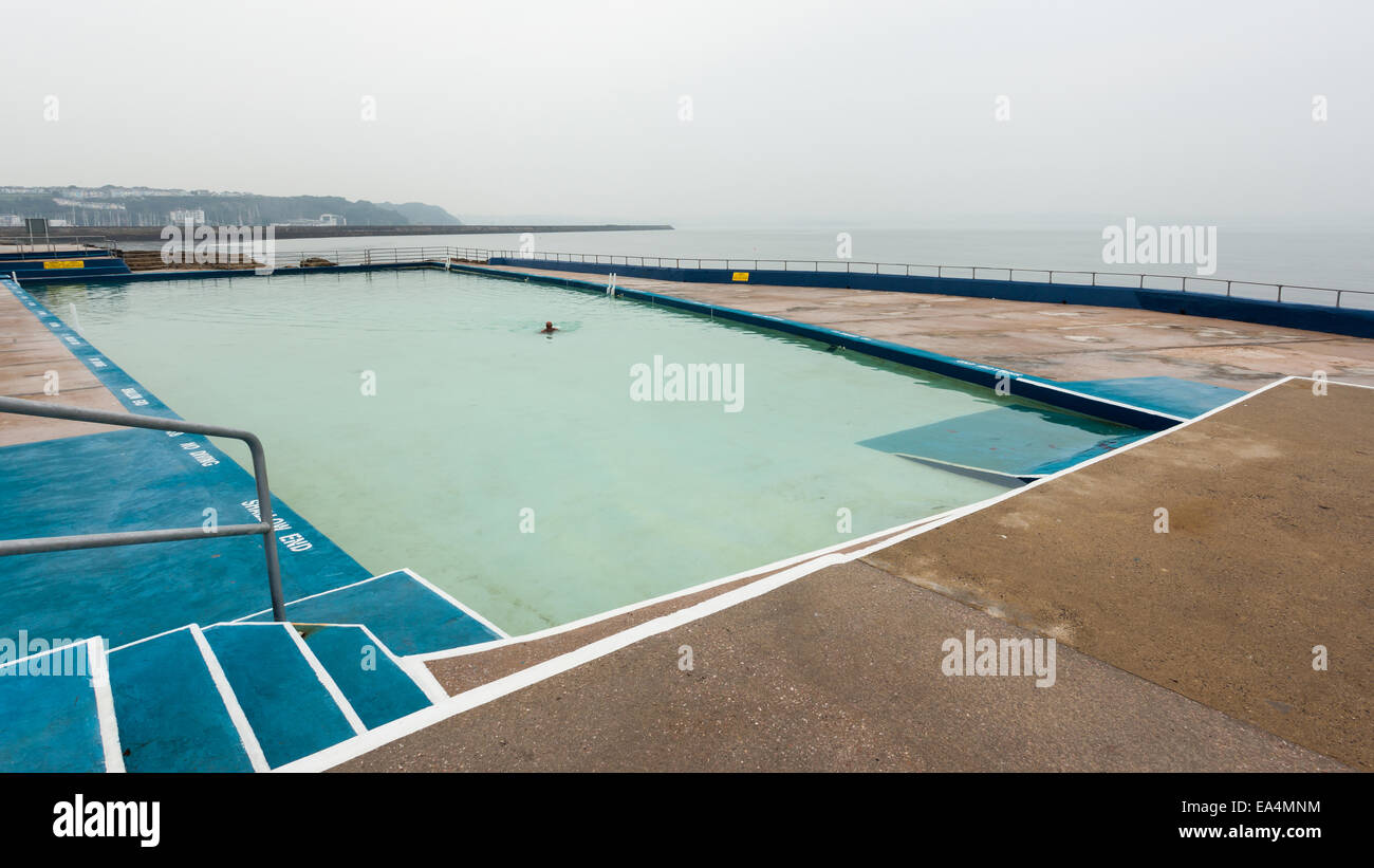 Shoalstone en Brixham, piscina de agua de mar de la última lido (piscina) en Gran Bretaña Foto de stock