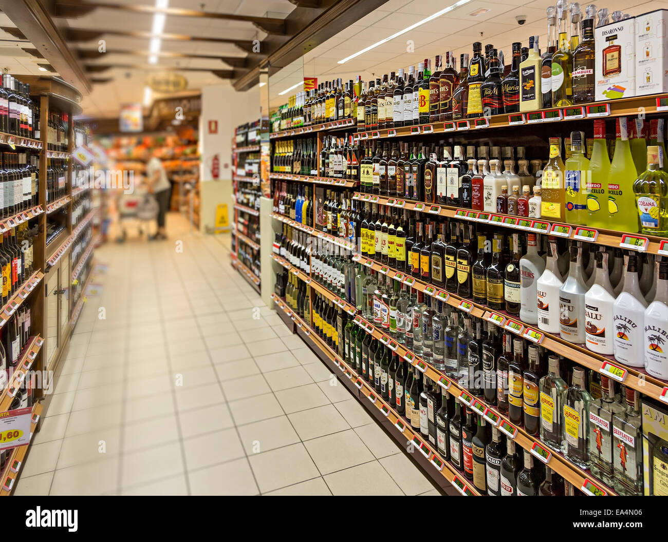 En la venta de alcohol en el supermercado, Puerto del Carmen, Lanzarote,  Islas Canarias, España Fotografía de stock - Alamy