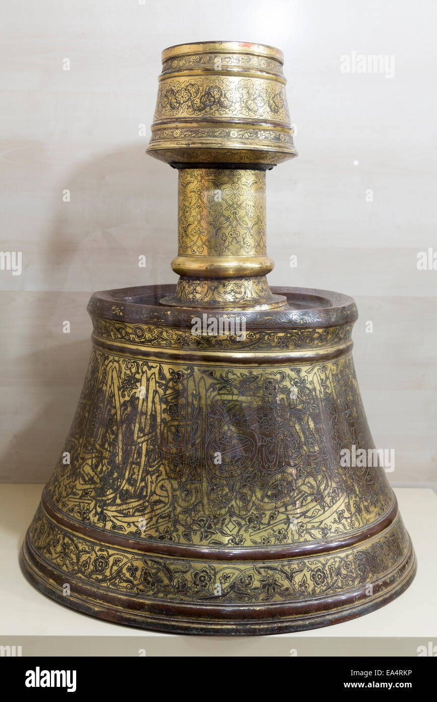 Bronce candelero otomano, el Museo Arqueológico de Amasya Amasya, Turquía Foto de stock