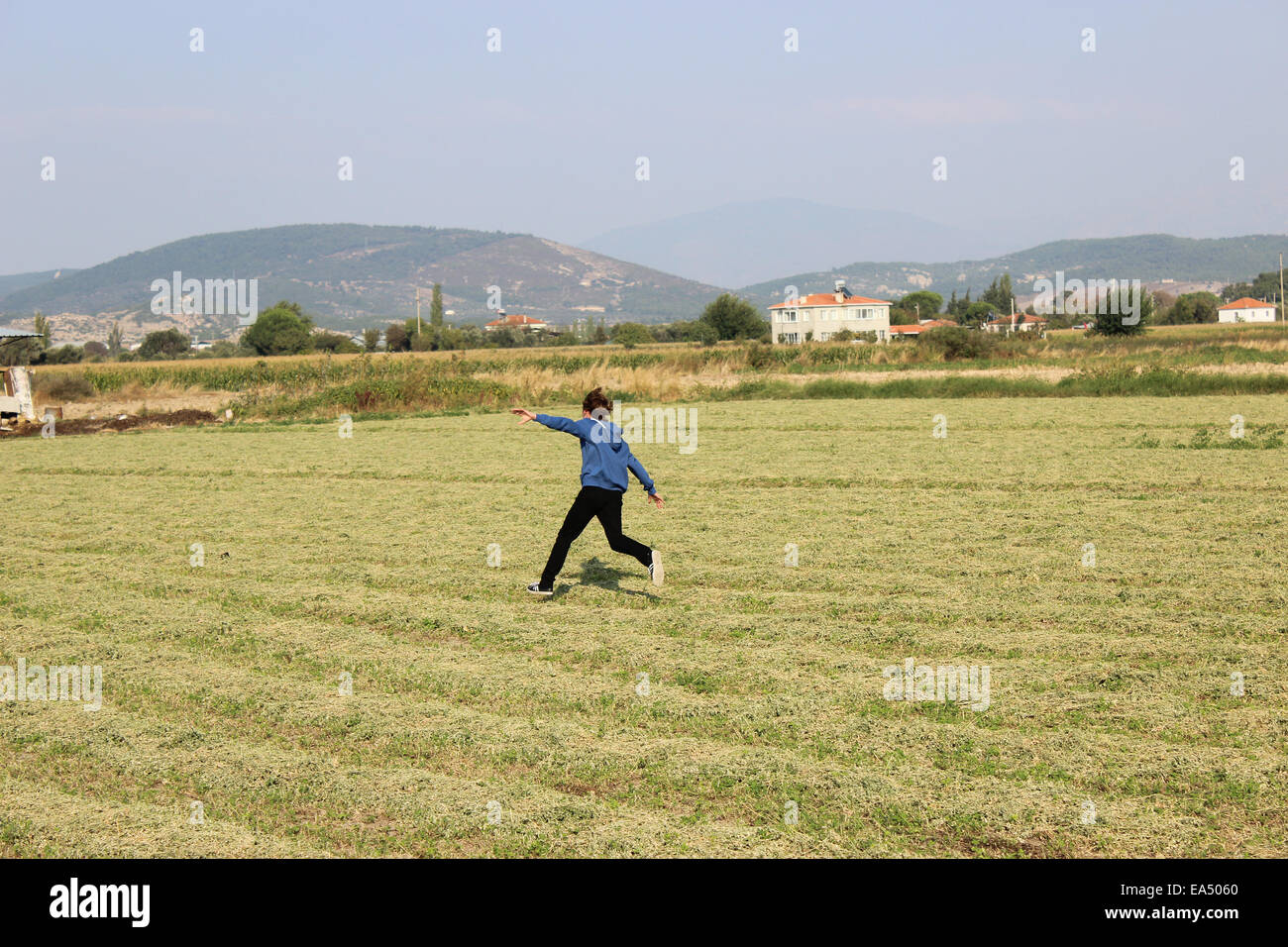 Teen funcionando en el campo Foto de stock