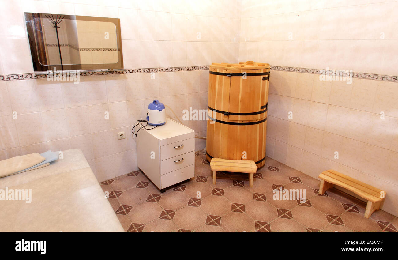 Barril de cedro, mini sauna con pares de madera de cedro Foto de stock