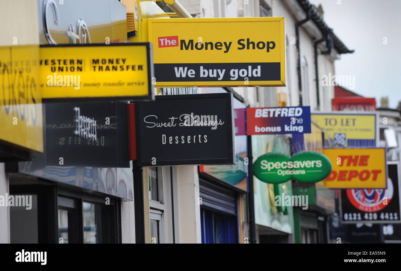 Los letreros de las tiendas de High Street mostrando los prestamistas APOSTAR ETC RE HIGH STREET SHOPPERS economía ingresos a pagar los préstamos día gastando UK Foto de stock