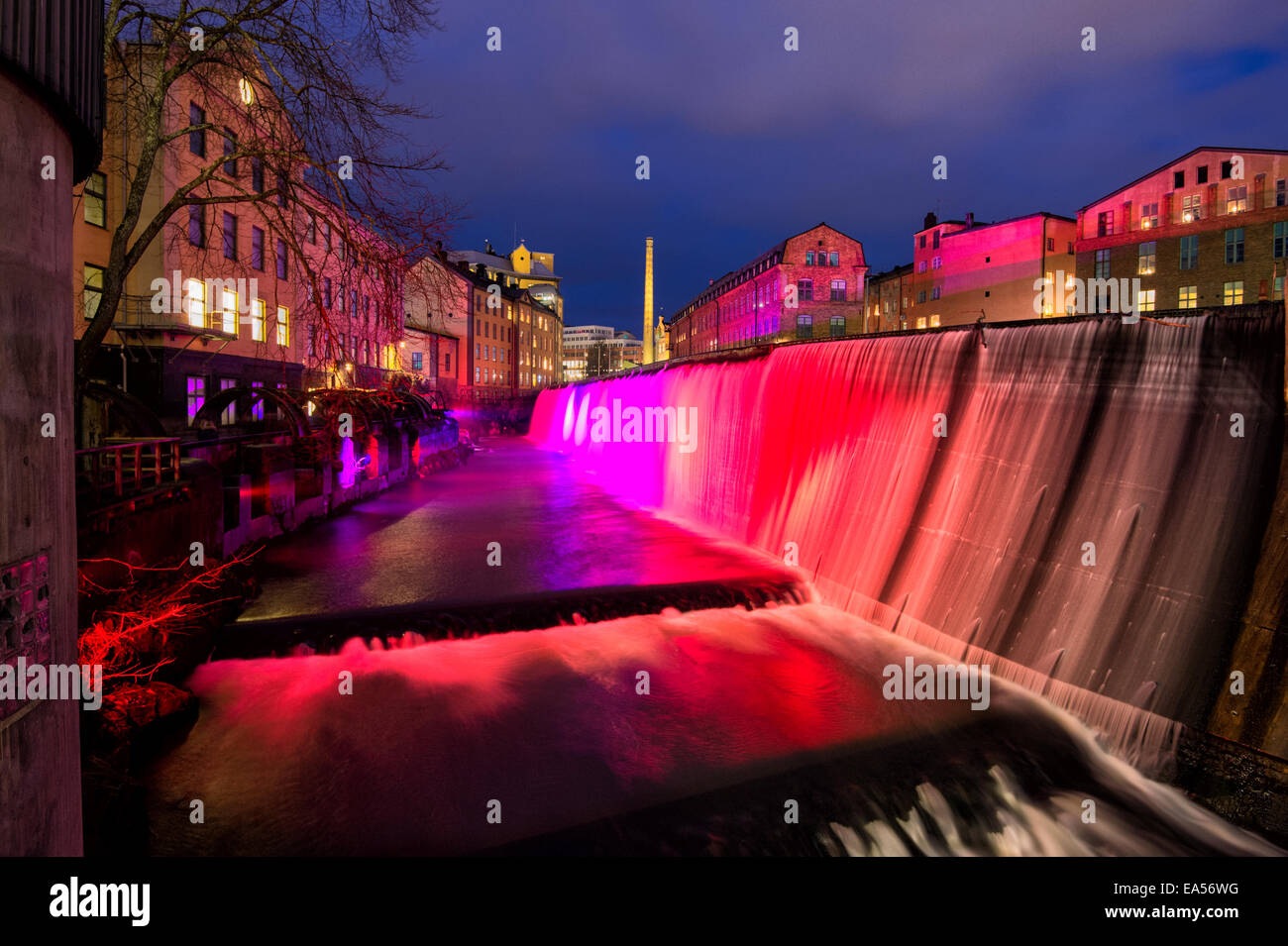 La cascada en el famoso paisaje industrial en Norrkoping, Suecia en la víspera de Año Nuevo Foto de stock