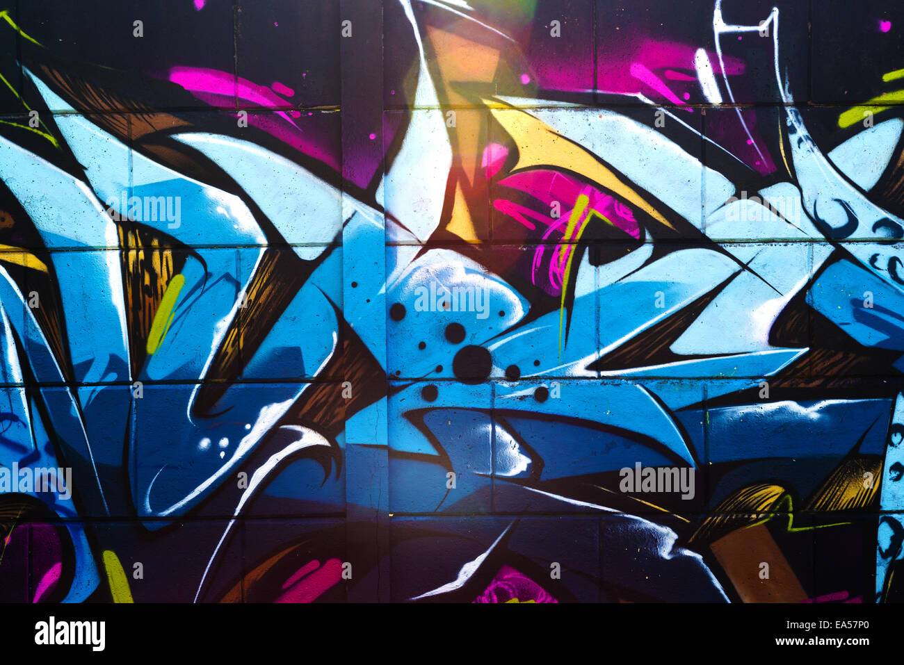 Arte de la calle graffiti, vibrante detalle multicolor de arte de graffiti en la pared. Foto de stock