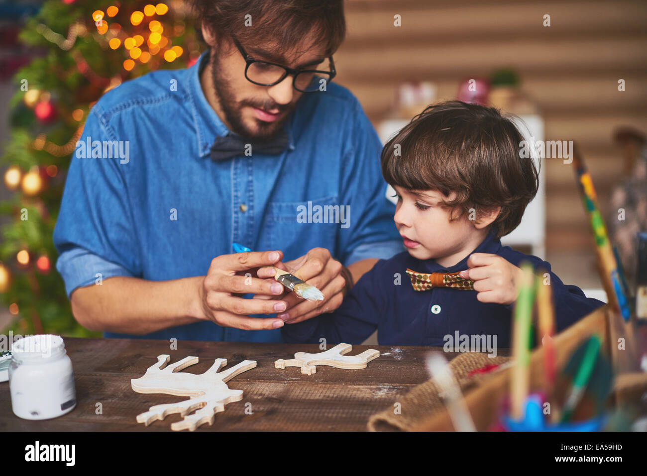 Retrato de padre e hijo pintura formas de ciervos de madera Foto de stock