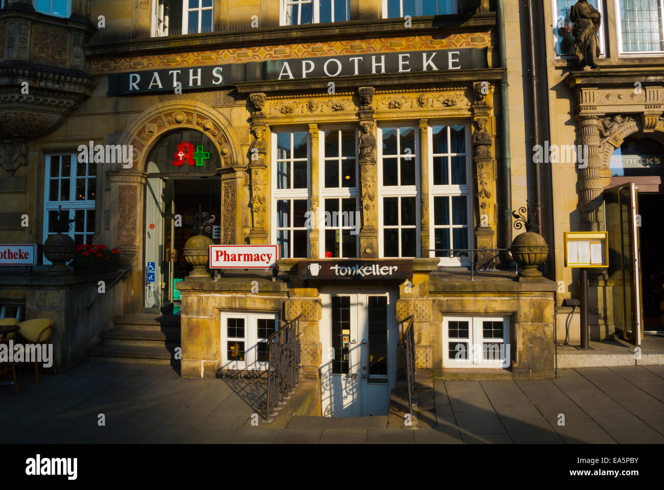 Las ratas Apotheke, la famosa farmacia, Marktplatz, plaza principal, el Altstadt, el casco antiguo, Bremen, Alemania Foto de stock
