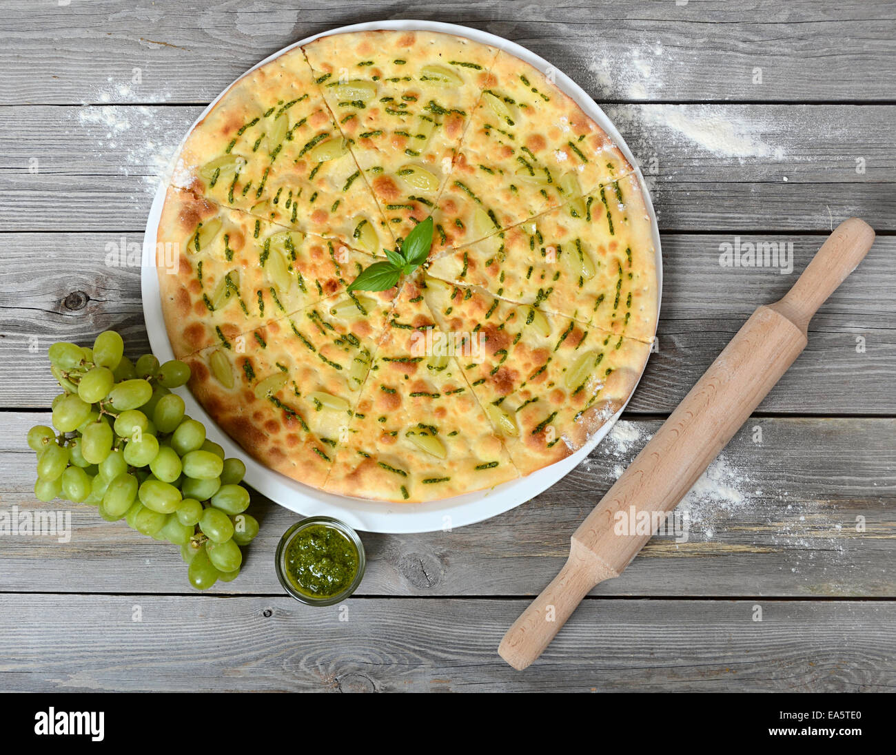 Focaccia con pesto fotografías e imágenes de alta resolución Alamy