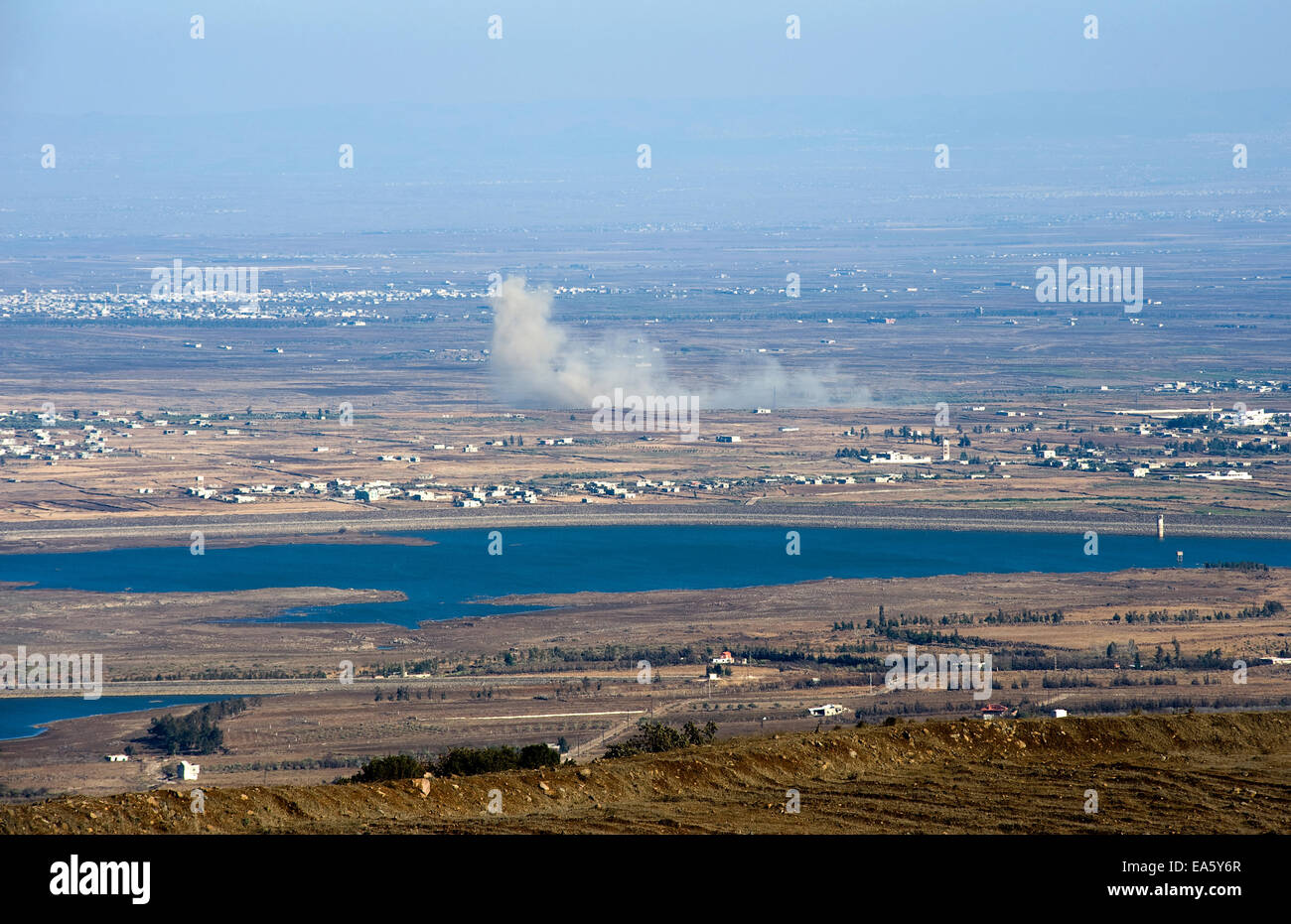Las explosiones de la guerra en Siria puede ser visto desde una colina en las Alturas del Golán, a 150 metros de la frontera, a unos 10 kilómetros sou Foto de stock