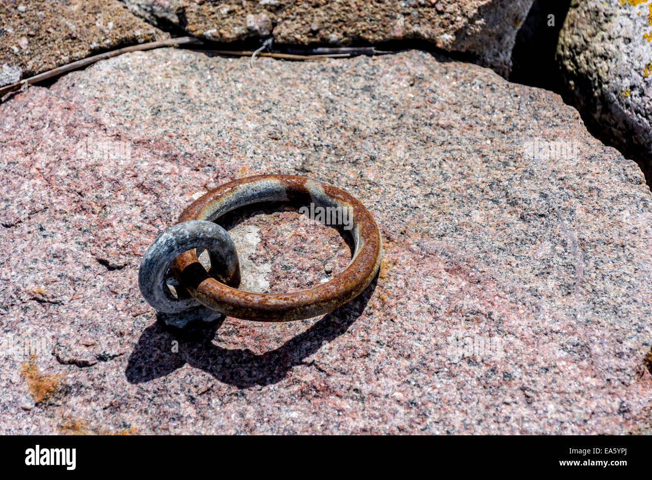 Elemento de la cadena en la costa de piedra Fotografía de stock - Alamy