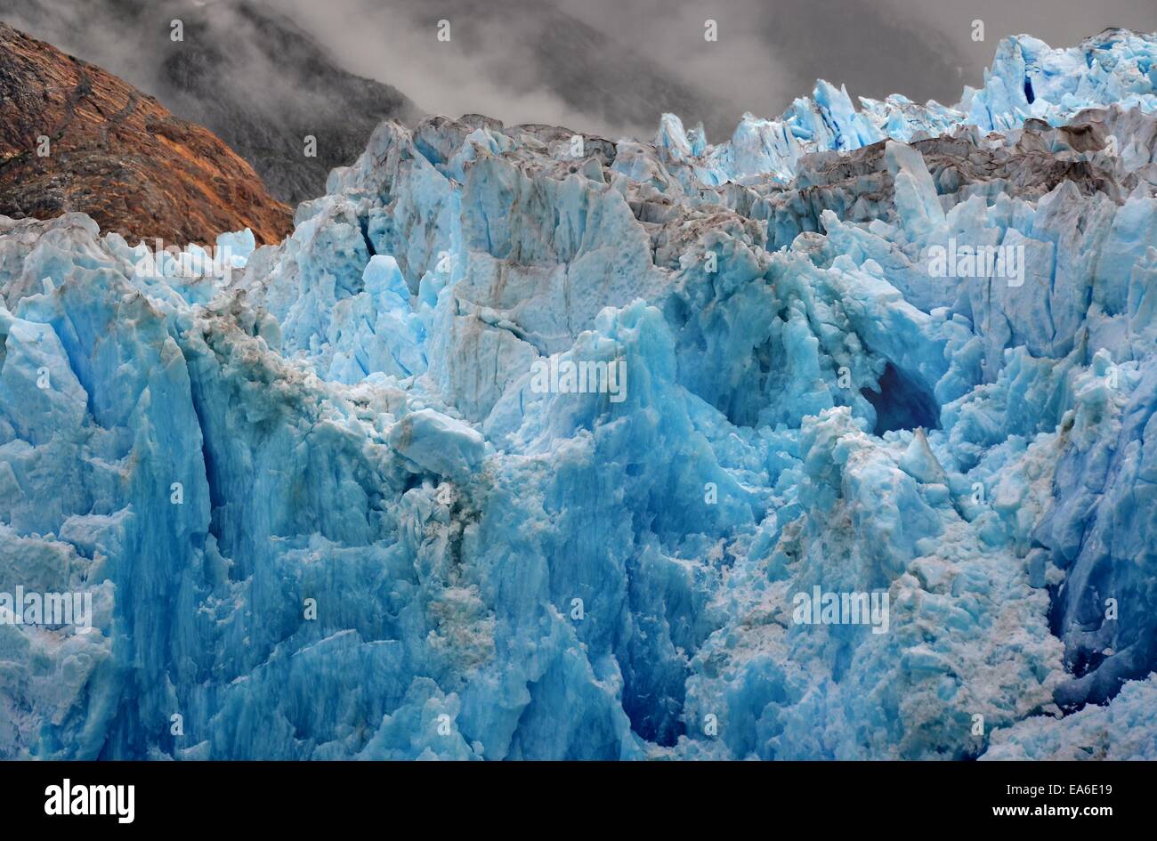 Ee.Uu., Alaska, Tongass National Forest cerca de Juneau, azul hielo del glaciar South Sawyer Foto de stock