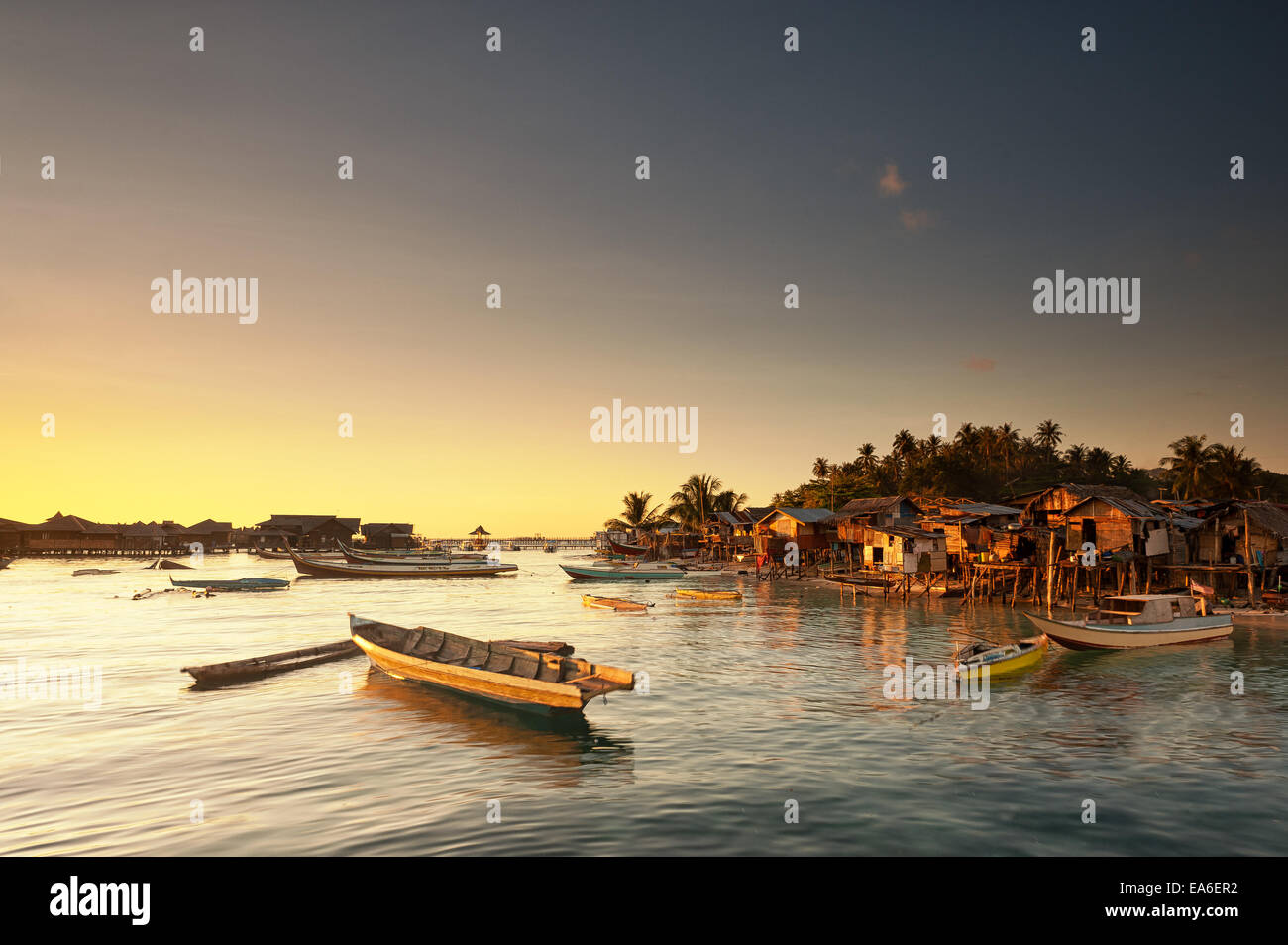 Malasia Sabah, pequeñas embarcaciones y chozas de gitanos del mar al amanecer. Foto de stock