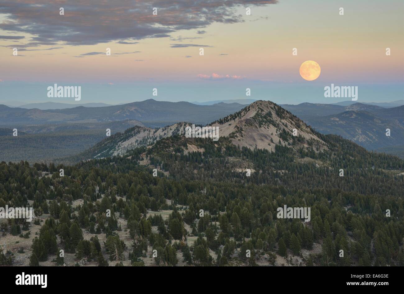 California, Estados Unidos, Lassen Volcanic National Park, el aumento de la luna sobre el pico de lectura Foto de stock