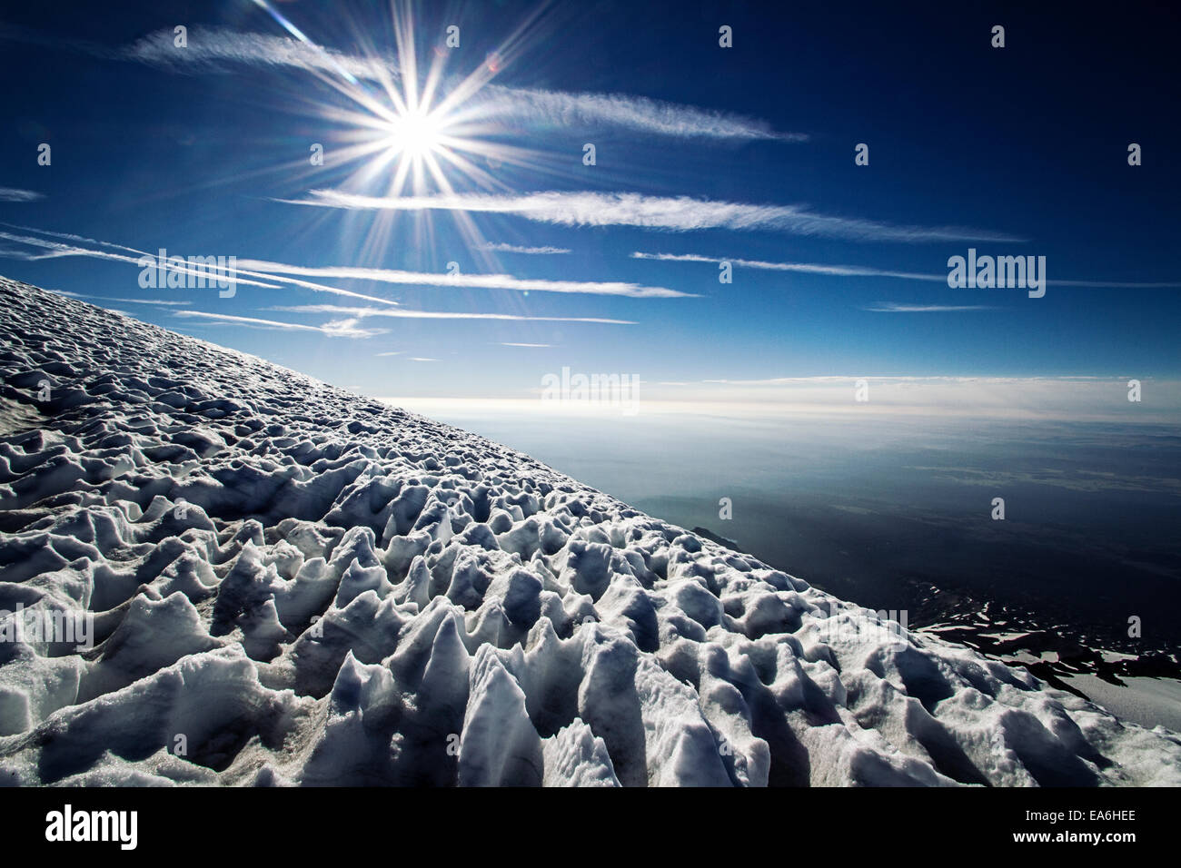 Sol y nieve en la montaña, Mount Adams, Washington State, Estados Unidos Foto de stock