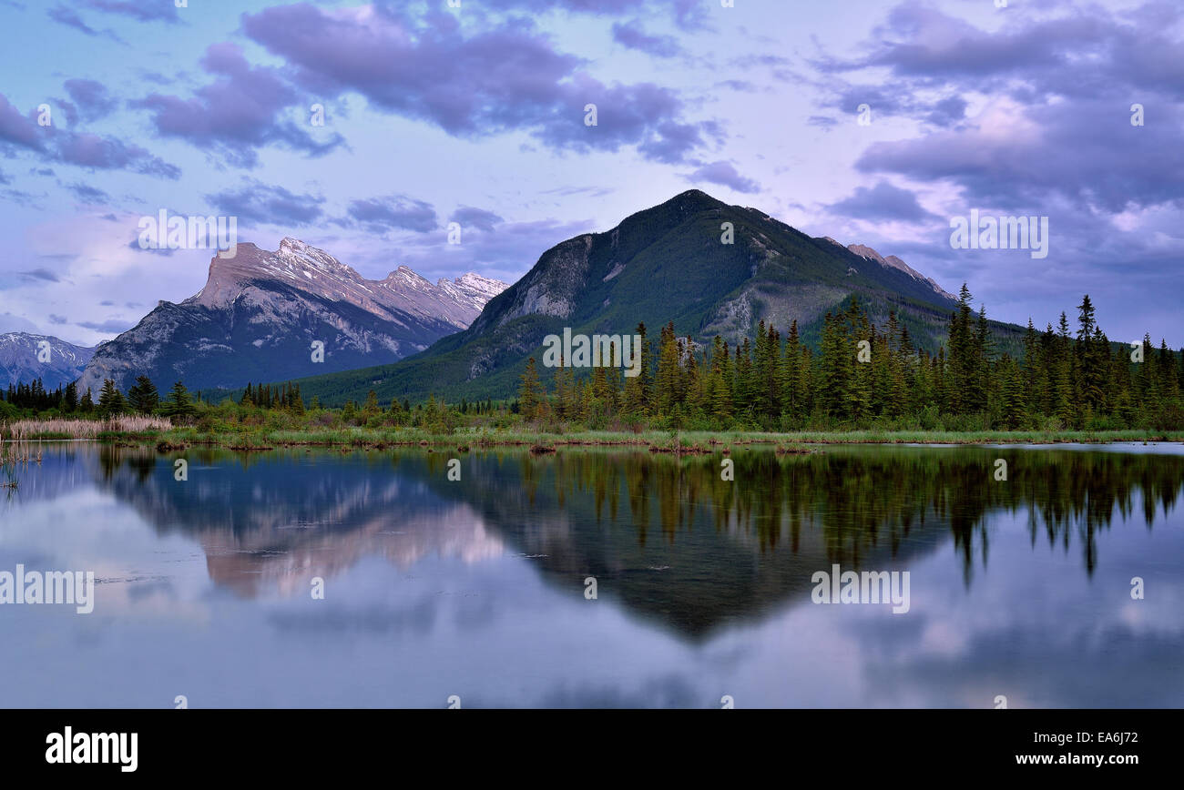 Canadá, El Parque Nacional Banff, Vista de Vermilion Lakes al atardecer Foto de stock