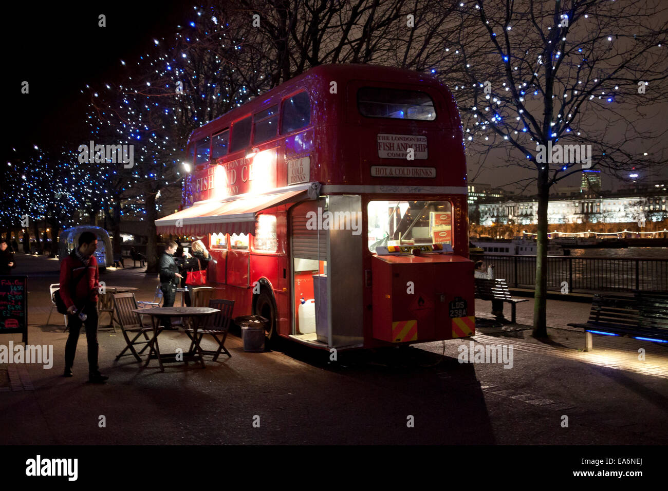 Londres, Reino Unido, 13 de enero de 2011. Convertida en un double decker bus routemaster rojo ahora sirve pescado y patatas fritas para los transeúntes en el sur Foto de stock