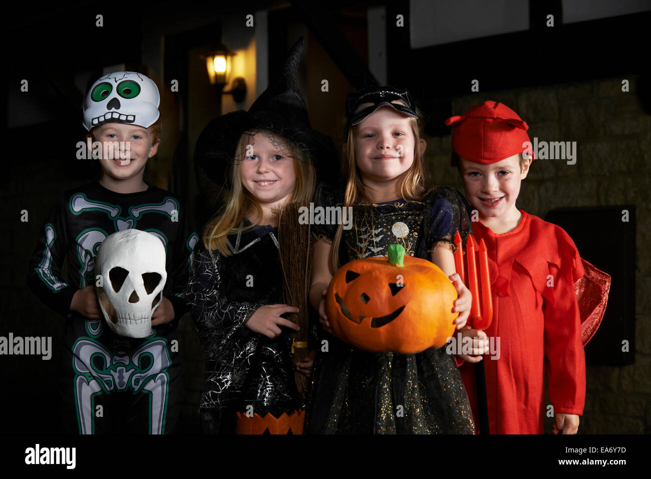 Represalias escena Excéntrico Fiesta de Halloween con niños con la tradición del truco o trato en traje  Fotografía de stock - Alamy