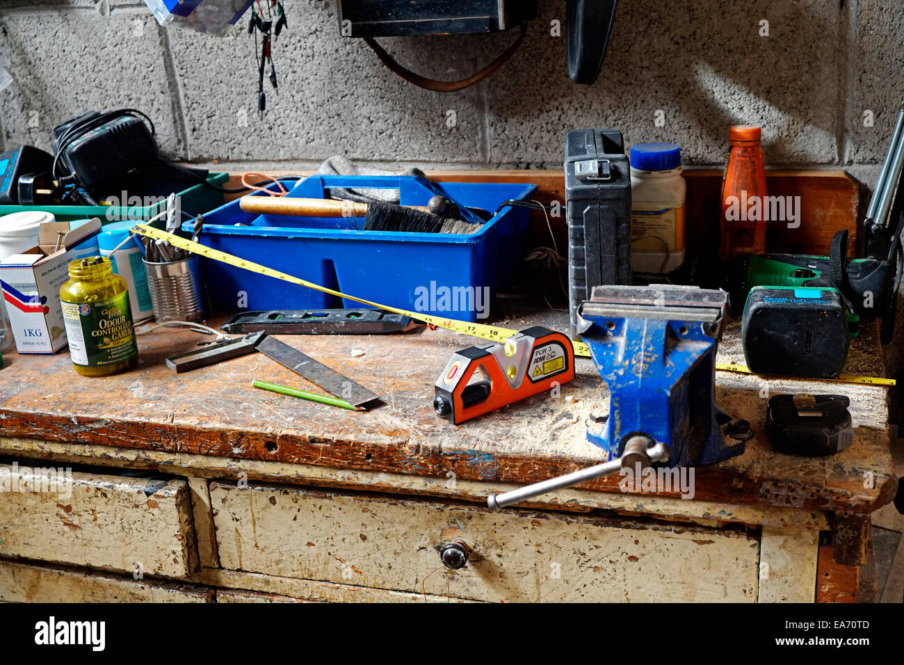 Untidy Workbench con múltiples herramientas y equipos Foto de stock