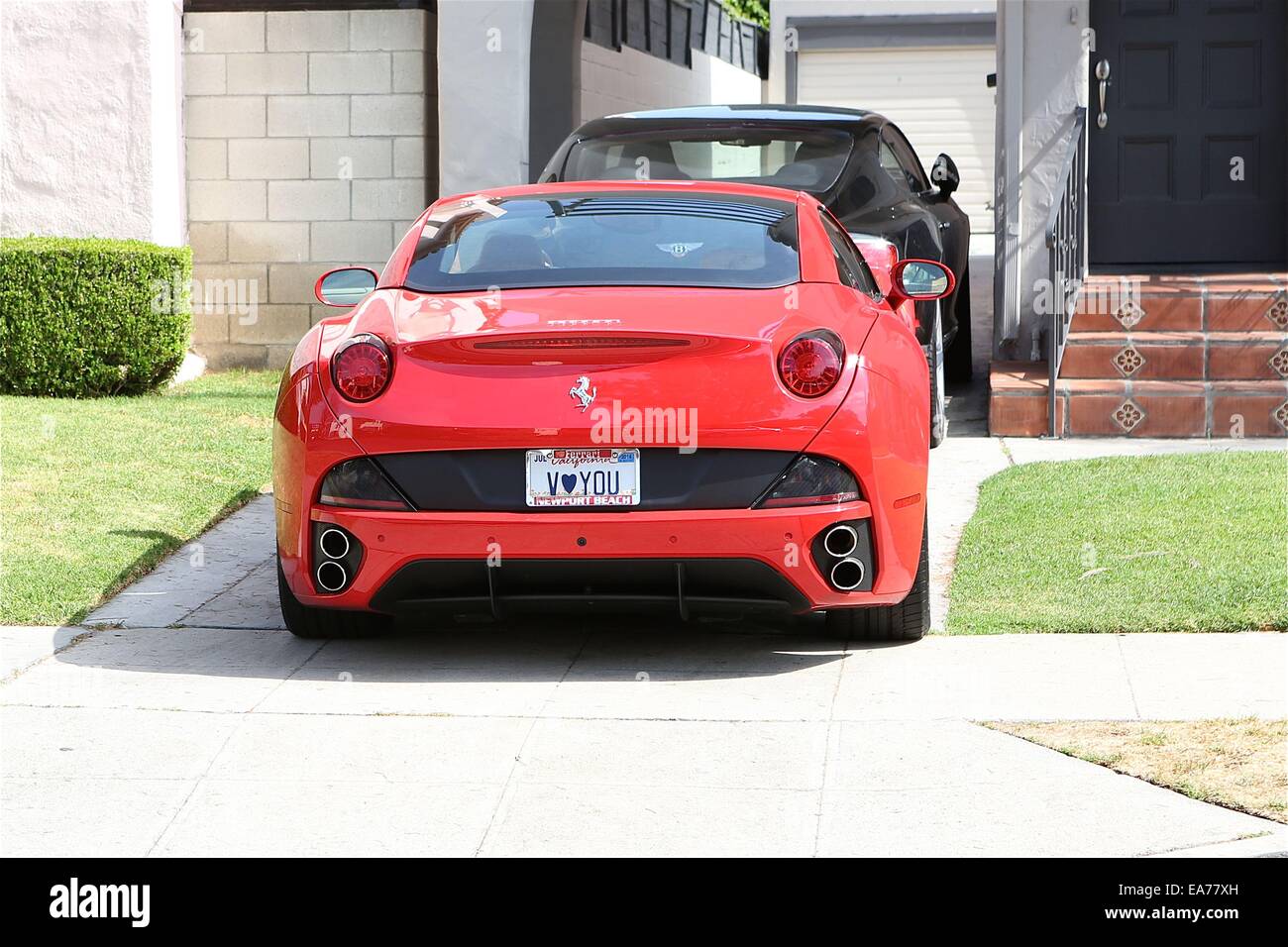 V. Stiviano ferrari rojo con placa de número 'V te ama" que incluye: V. Stiviano donde: Los Angeles, California, Estados Unidos Cuándo: 05 de mayo de 2014 Foto de stock