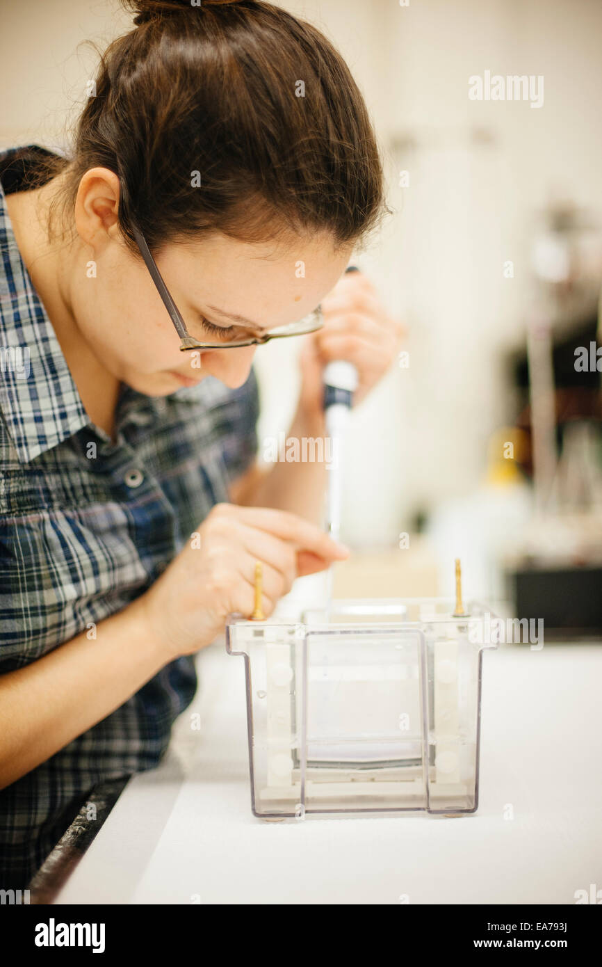 Primer plano de estudiante de ciencias de la hembra technician con bureta Foto de stock