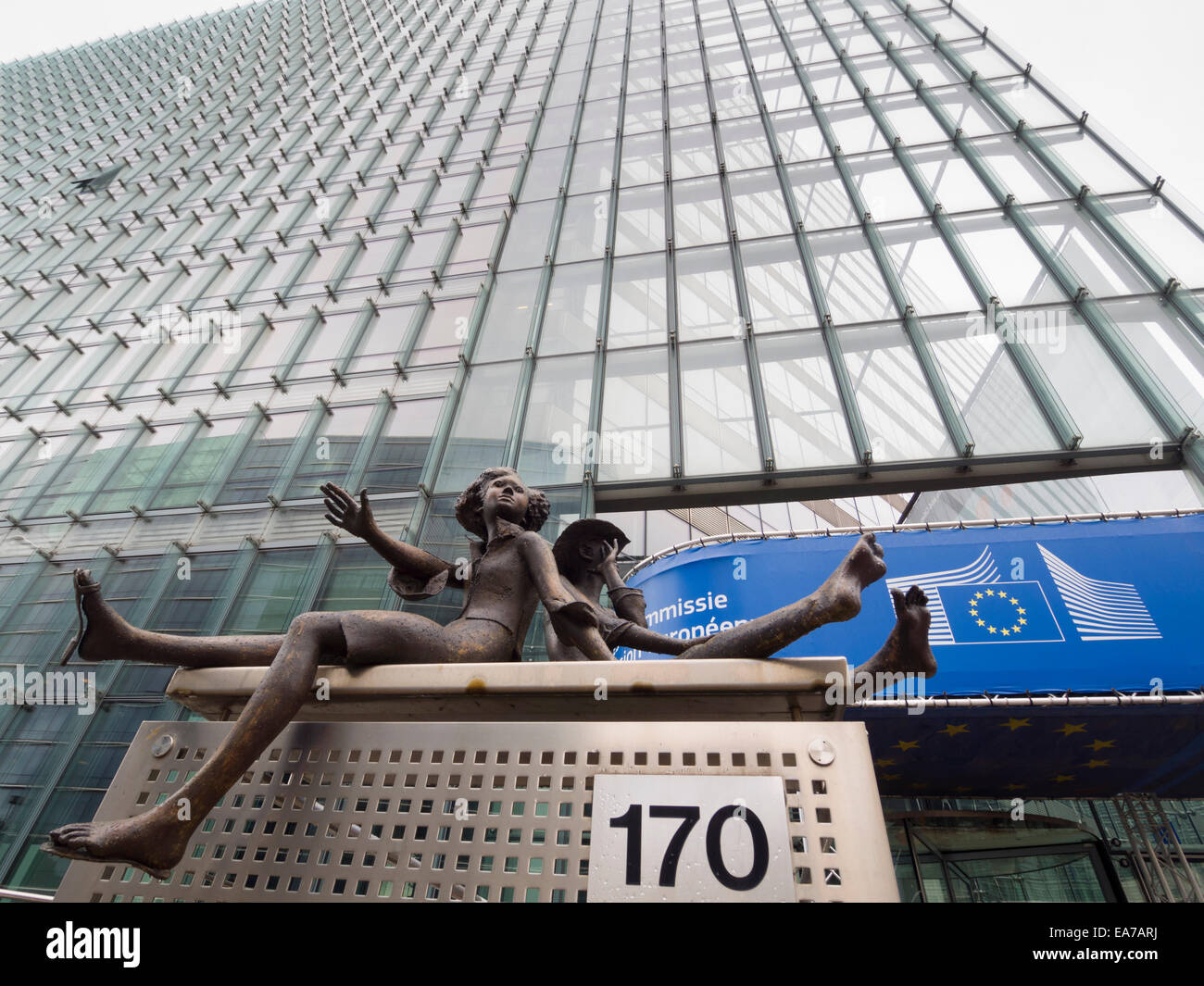Estatuas fuera del edificio de la Comisión Europea en Bruselas, Bélgica, Europa Foto de stock