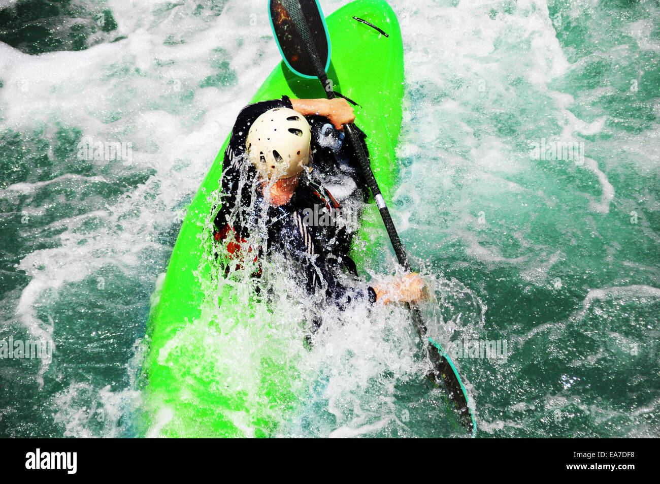 Kayak como extrema diversión y deporte. Foto de stock