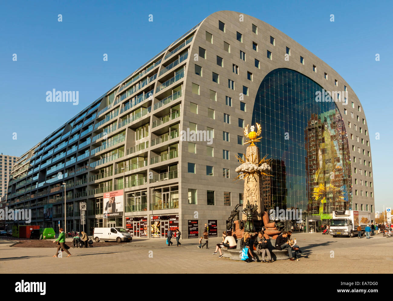 Vista exterior del nuevo mercado hall o en Holandés Markthal Rotterdam en Rotterdam, Holanda Meridional, Países Bajos. Foto de stock
