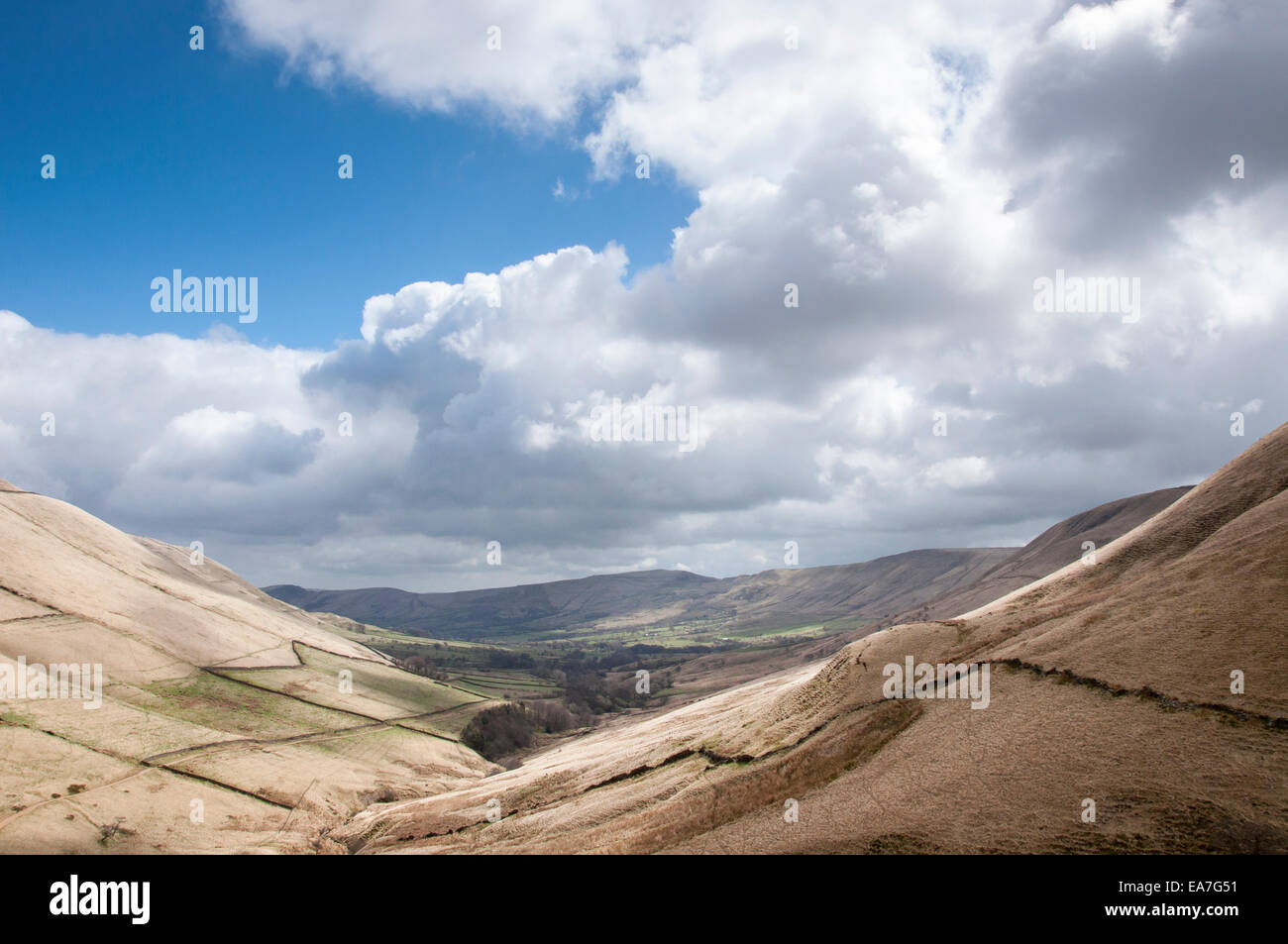 Big Sky en el valle cercano Edale Barber Stand. A finales del invierno color en el césped de páramos pendientes. Foto de stock