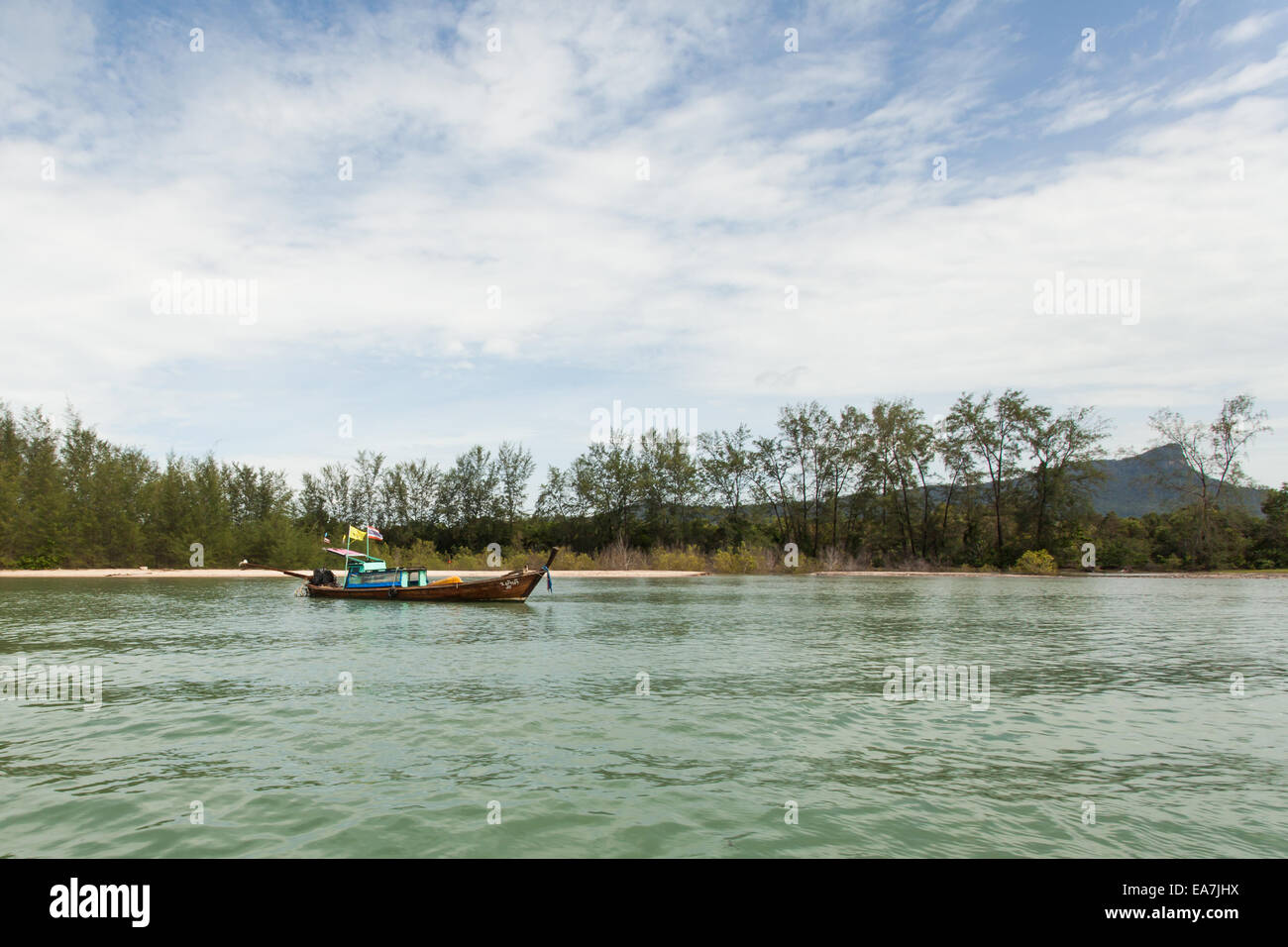 Tailandés tradicional bote de cola larga con isla tailandesa en el fondo Foto de stock