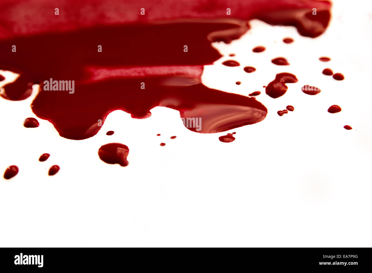 Manchas de sangre (charca, pool) aislado sobre fondo blanco de cerca, horizontal Foto de stock