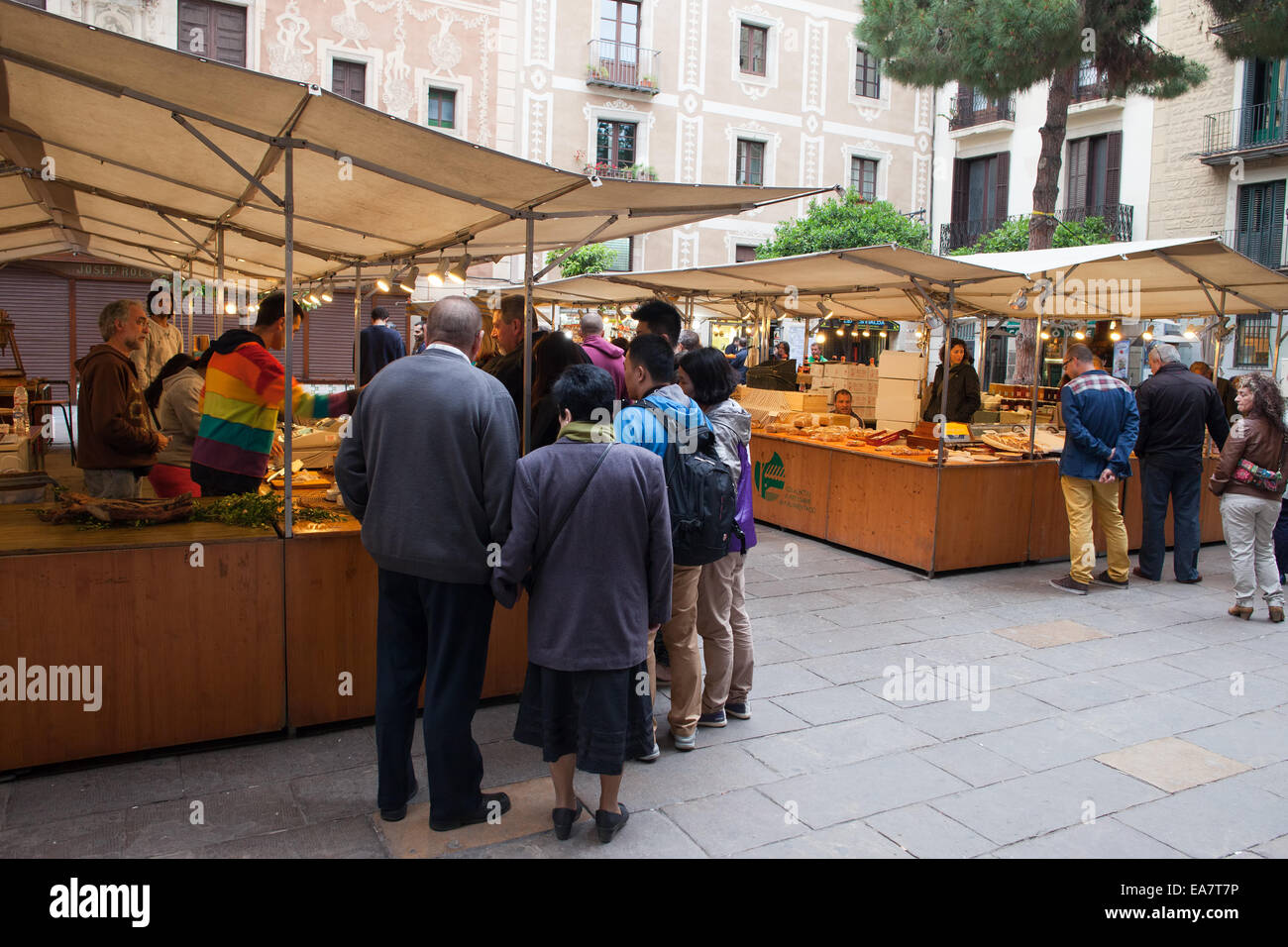 Mercado de alimentos orgánicos, naturales en la Plaça del Pi en el Barrio Gótico de Barcelona, en Cataluña, España. Foto de stock