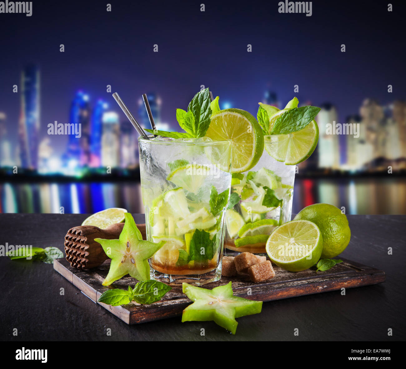 Bebidas de verano con desenfoque de fondo moderno de la ciudad de noche Foto de stock
