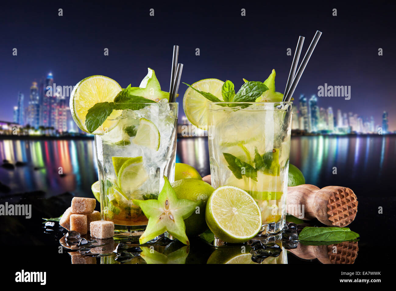 Bebidas de verano con desenfoque de fondo moderno de la ciudad de noche Foto de stock