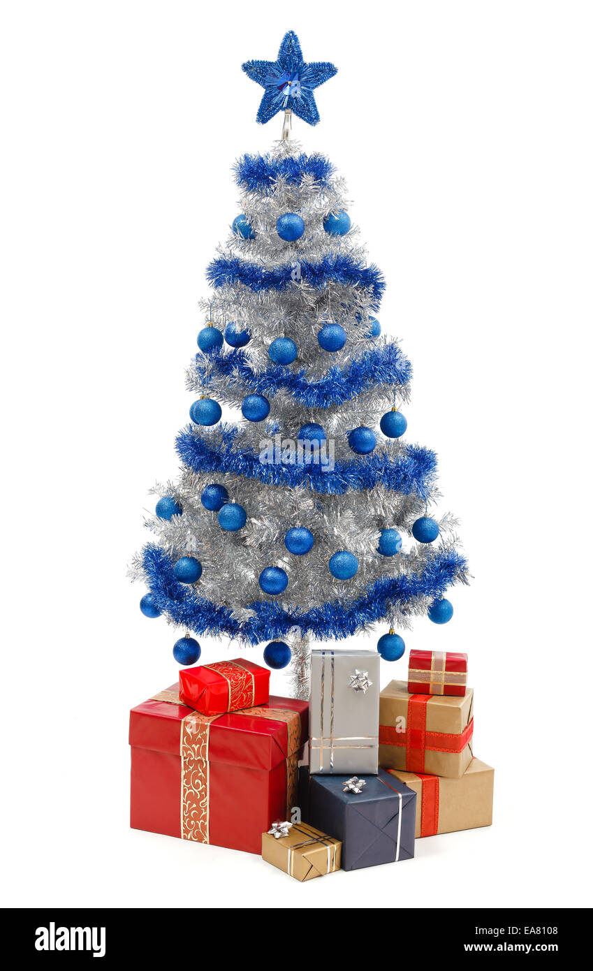 Árbol de Navidad de plata artificial aislado en blanco, decorado con  ornamentos de color azul y plata Garland, un montón de regalos bajo th  Fotografía de stock - Alamy