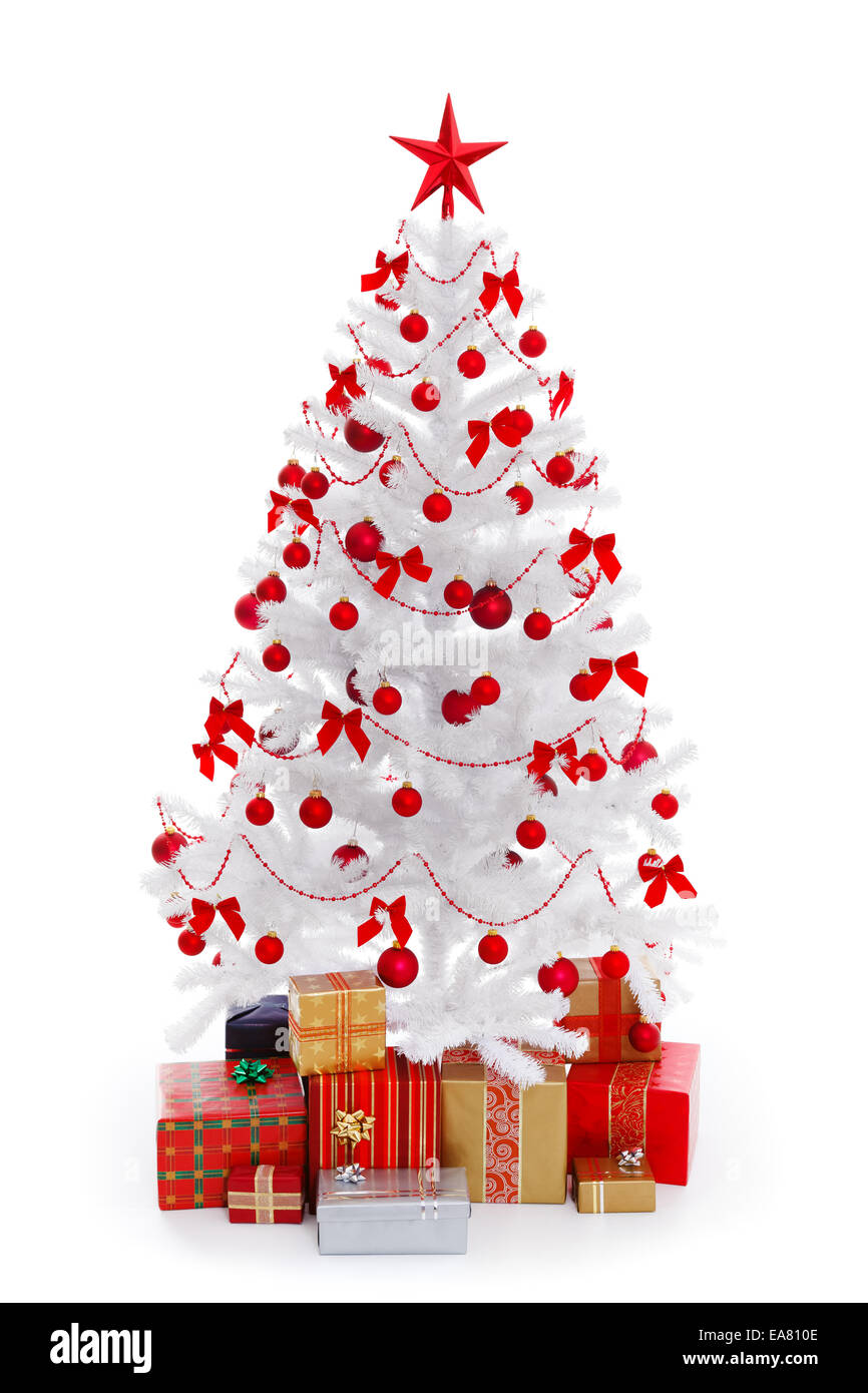 Árbol de Navidad Blanco con regalos y decoración roja, aislado en blanco  Fotografía de stock - Alamy