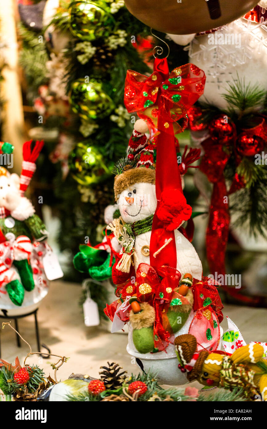 Adornos navideños hechos a mano para la venta en el mercado de artesanía  local Fotografía de stock - Alamy