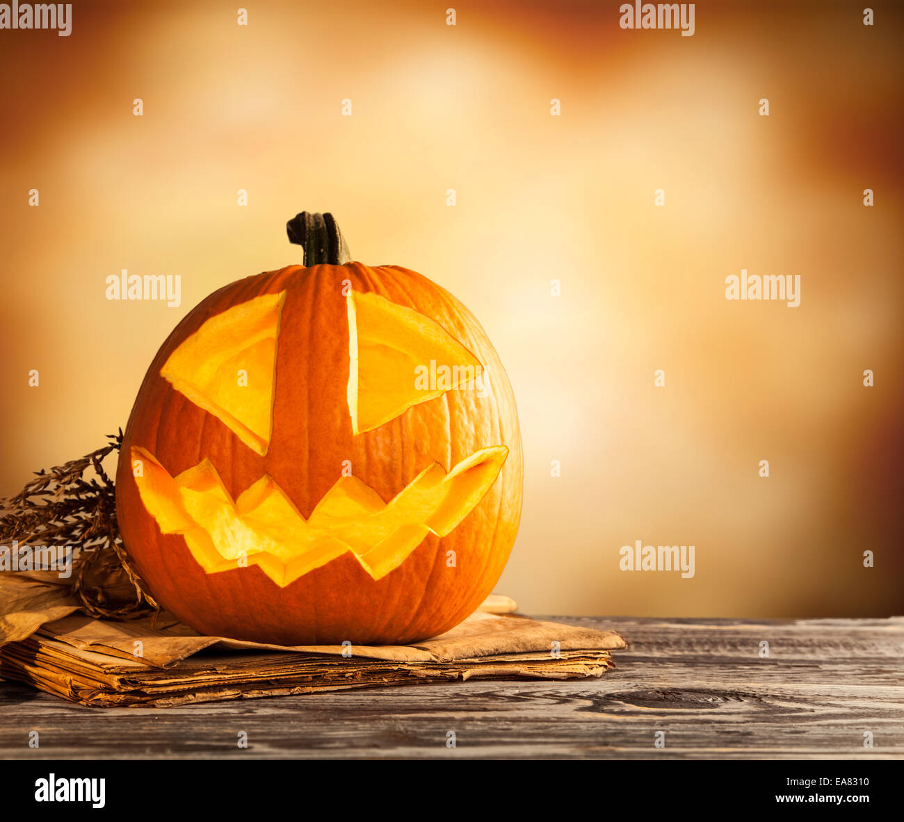 Mal halloween calabaza de madera con espacio libre para texto Foto de stock