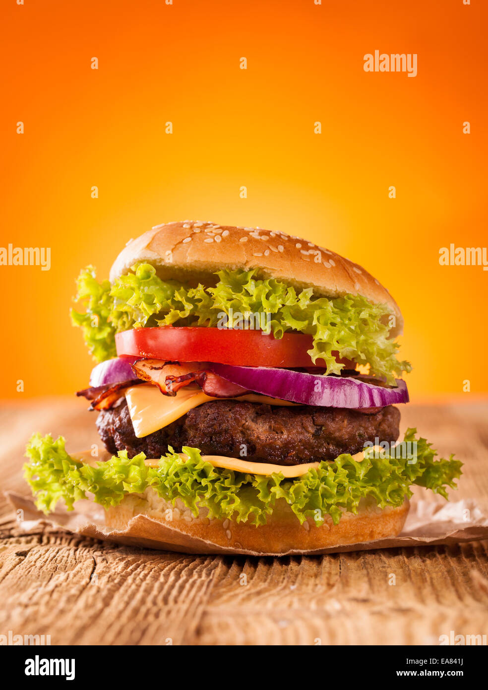 Deliciosas hamburguesas en madera Foto de stock