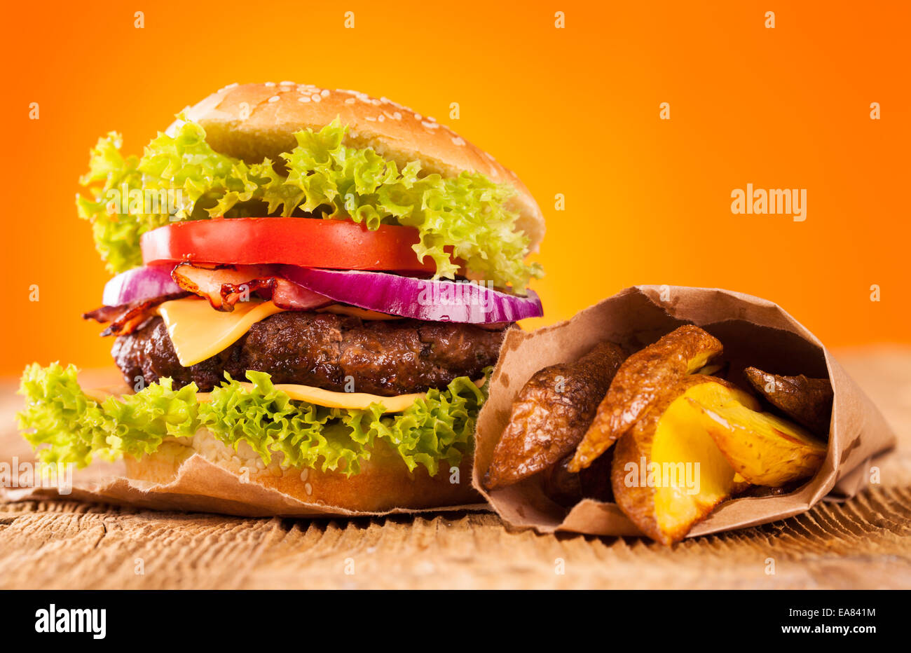 Deliciosas hamburguesas en madera Foto de stock