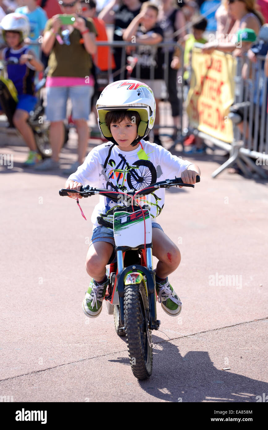 BARCELONA - jun 28: un niño en el Freestyle junior competición en LKXA Barcelona Extreme Sports Games Fotografía stock Alamy