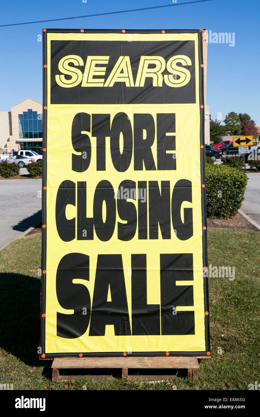 Una tienda Sears con un 'Store cierre de venta' banner en Chesapeake,  Virginia, el 7 de noviembre de 2014. Sears Holdings, Inc., la empresa  matriz de las tiendas Sears y Kmart está