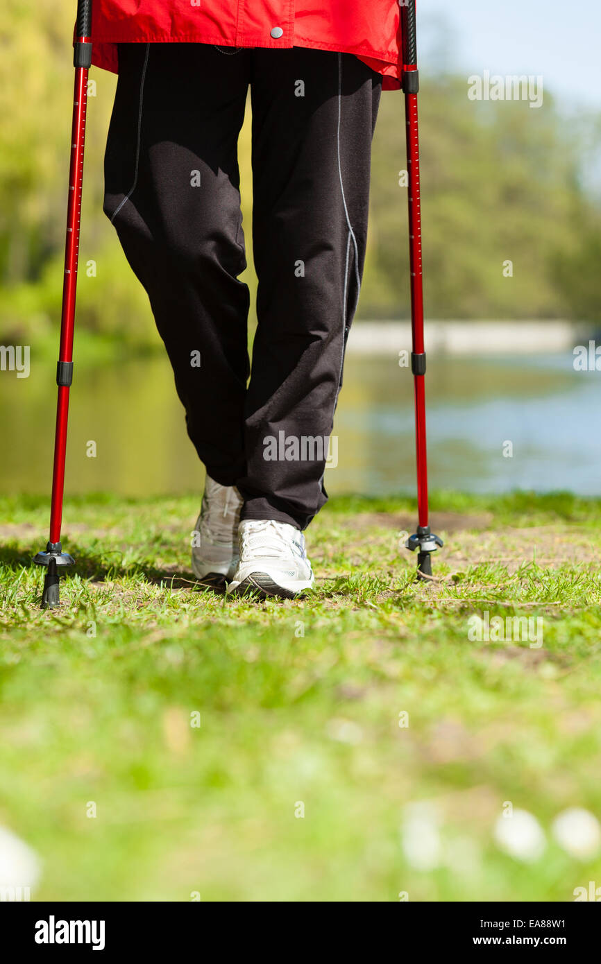 Nordic Walking. Primer plano de piernas femeninas senderismo en el