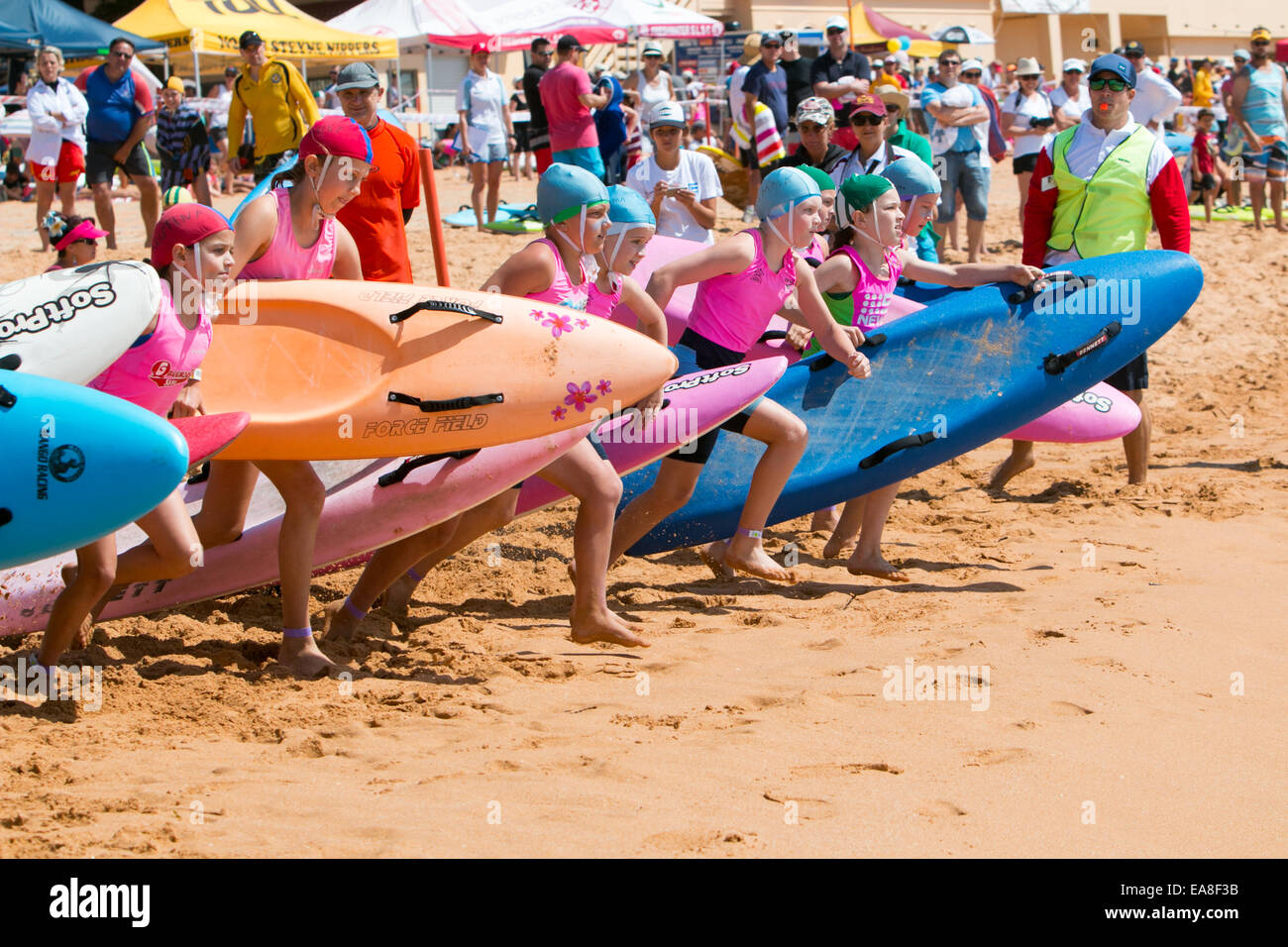 Juniors y niños playas del norte de Sydney, los clubes de surf en la playa de Newport Beach para los salvavidas de surf concurso de carnaval,Sydney,Australia Foto de stock