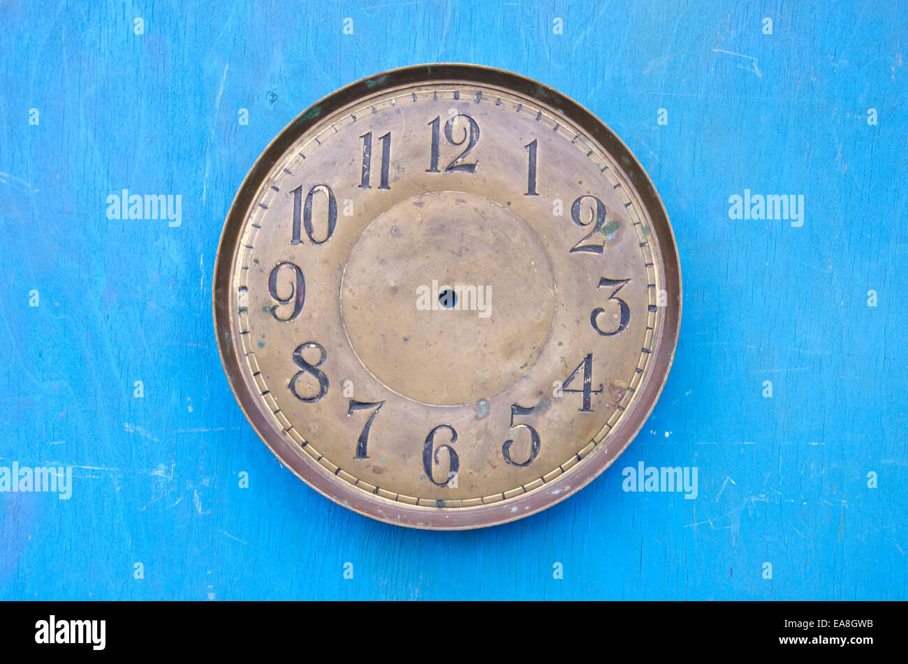 Latón Antiguo reloj marque sobre fondo azul. Foto de stock