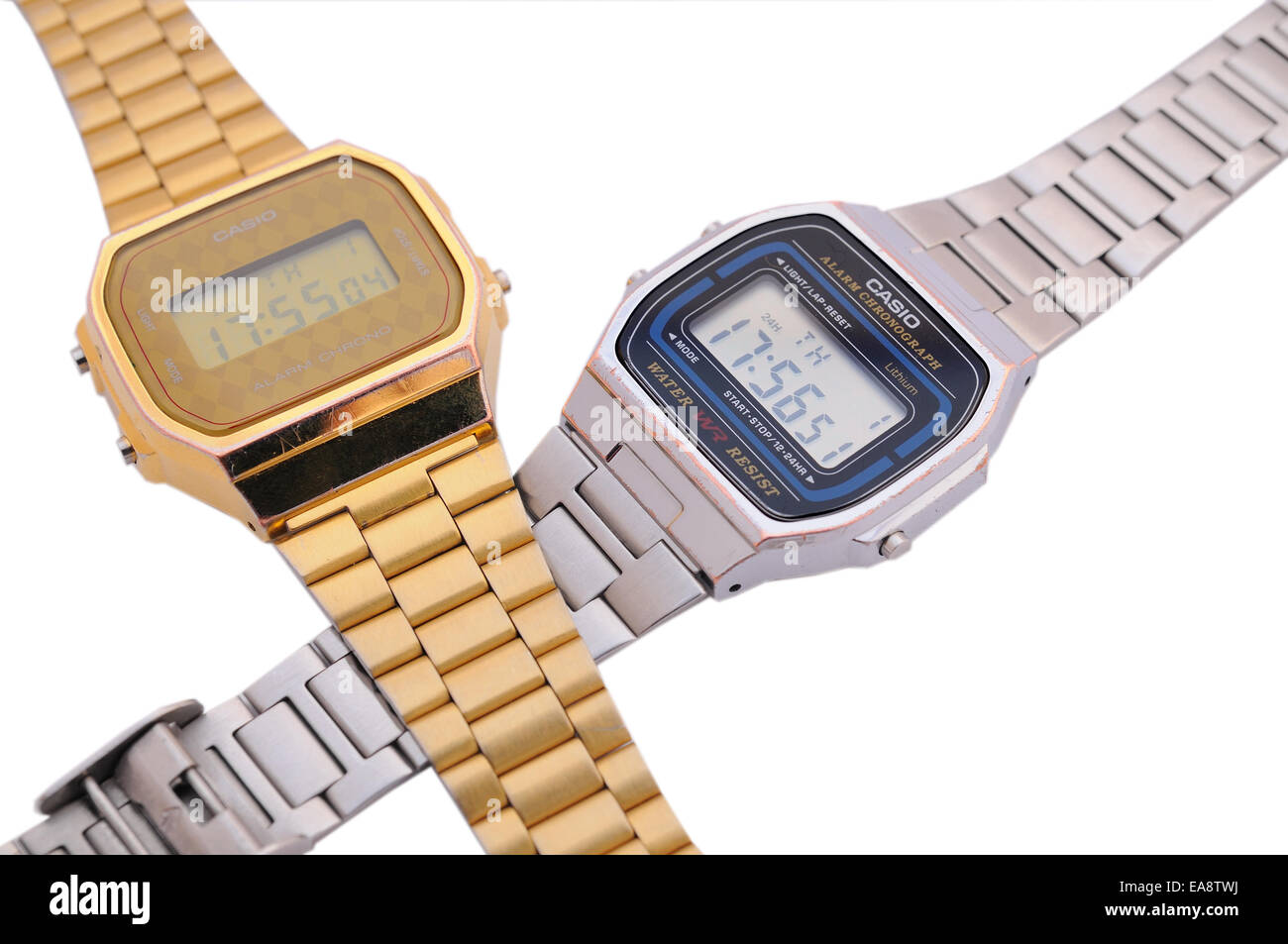 BARCELONA - 12 de julio: dos relojes Casio entrelazados uno en color oro y  otro en plata Fotografía de stock - Alamy